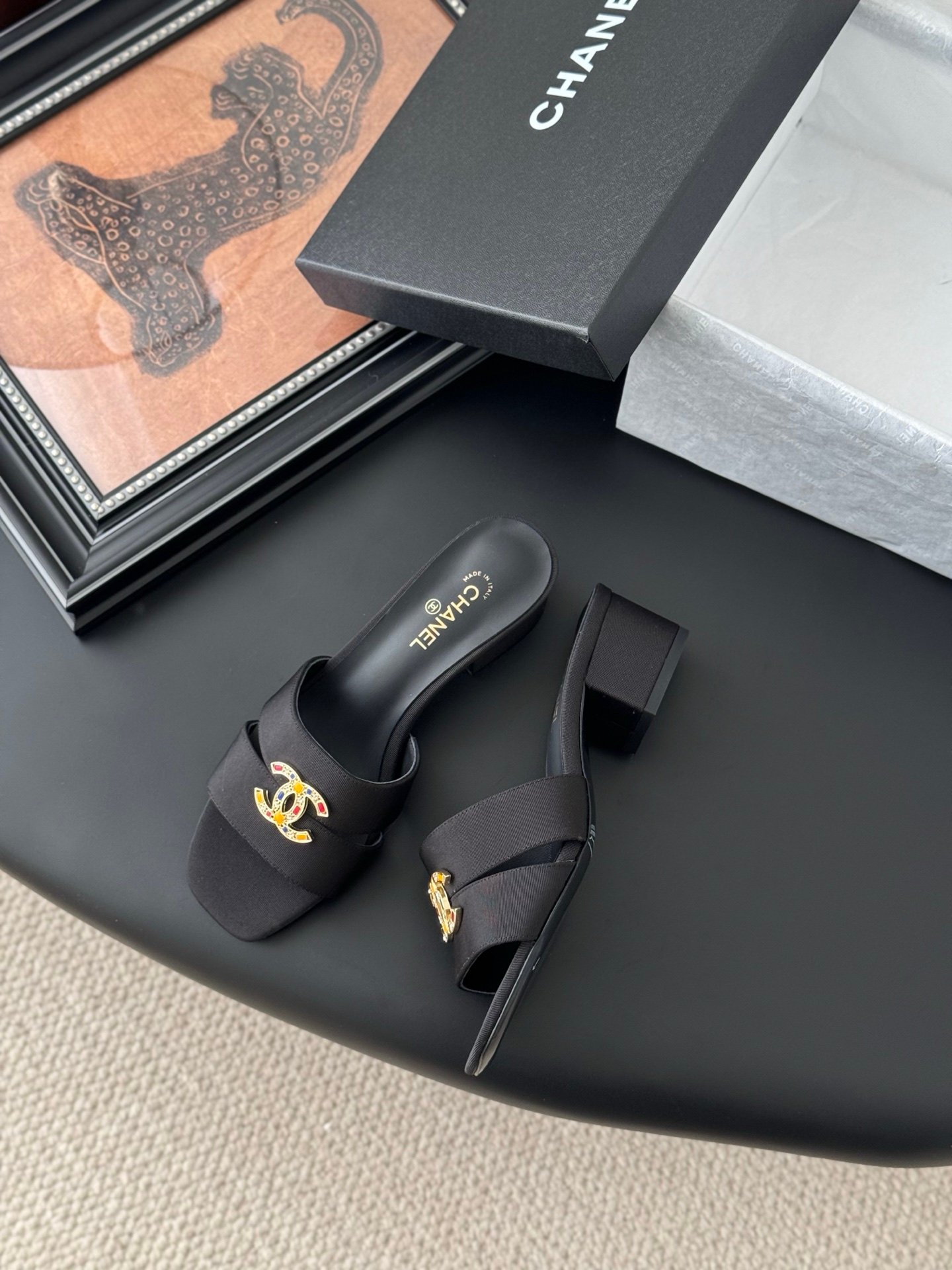 CHANEL Woman - Image 4