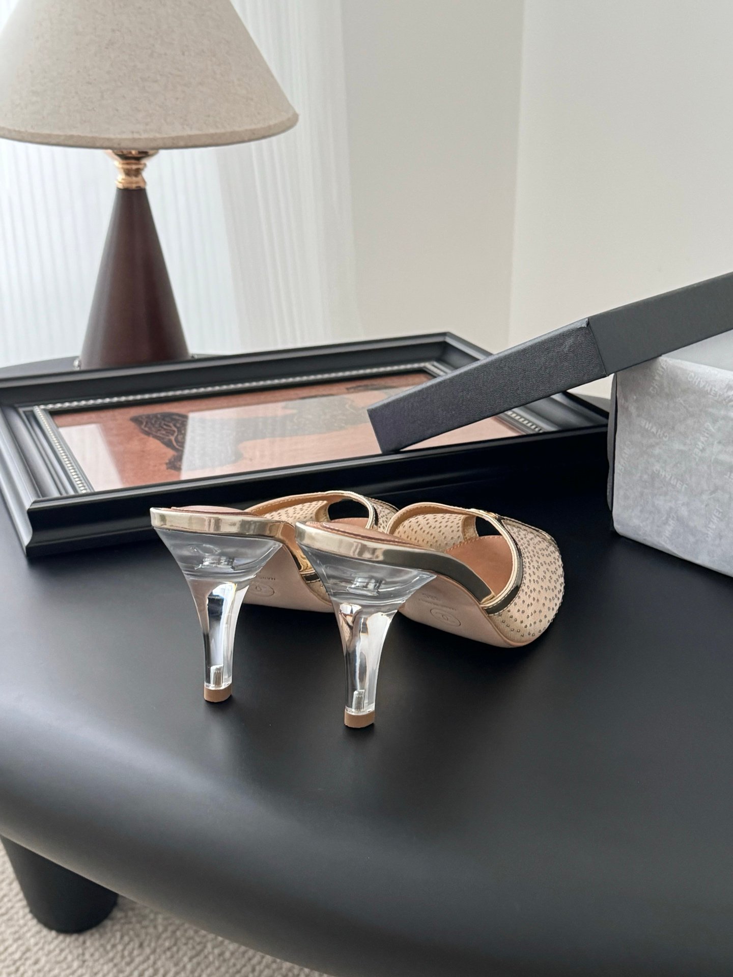 CHANEL Woman - Image 4