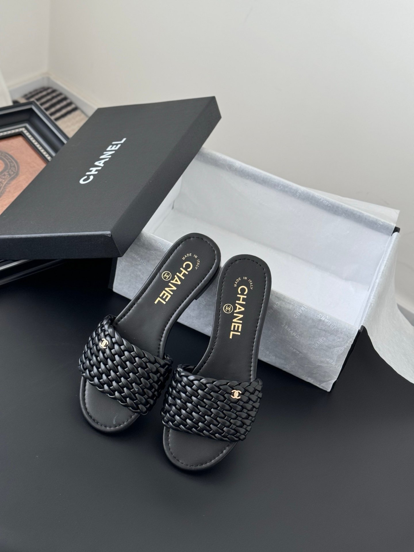 CHANEL Woman - Image 4