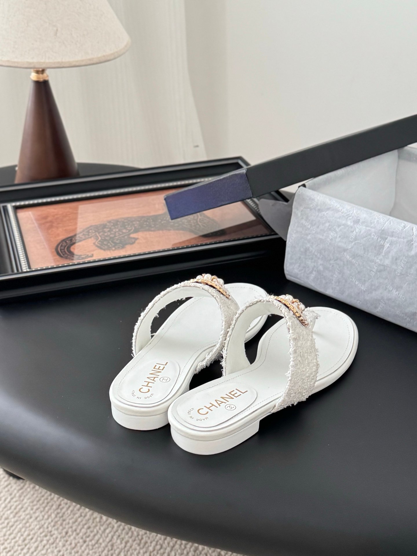 CHANEL Woman - Image 4