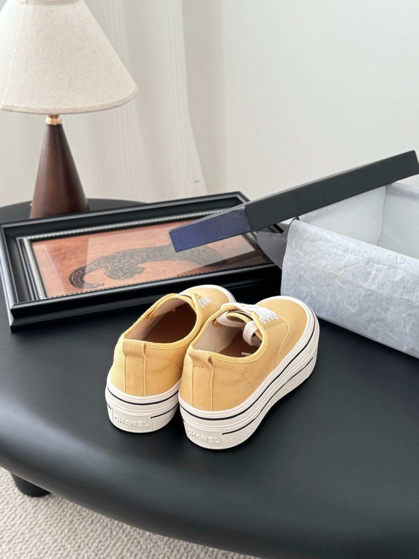 CHANEL Woman - Image 4