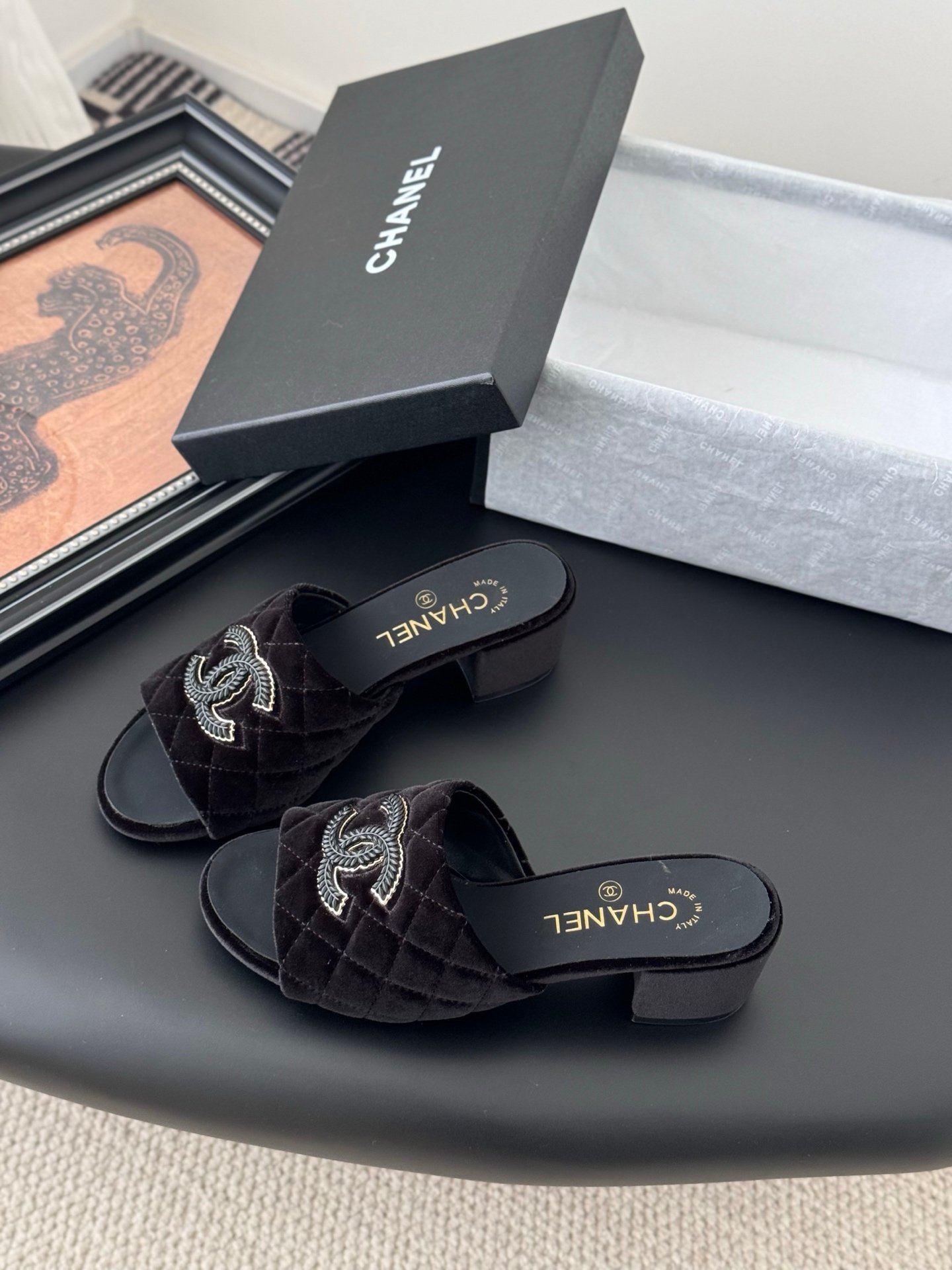 CHANEL Woman - Image 6