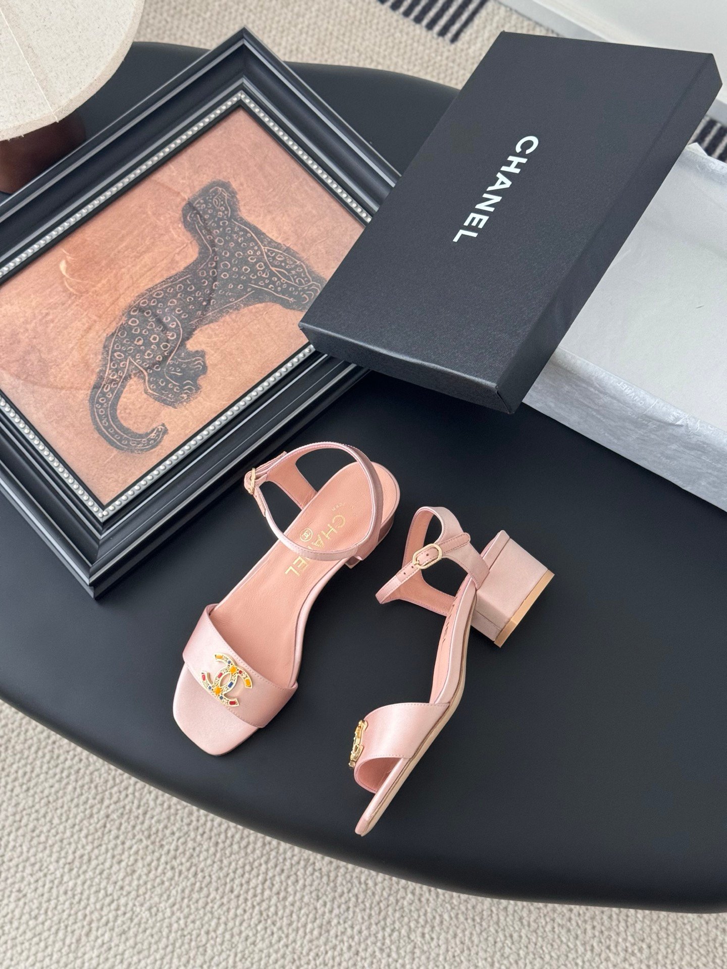 CHANEL Woman - Image 4