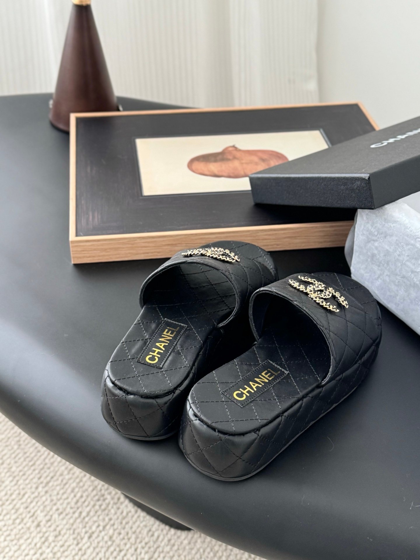 CHANEL Woman - Image 4