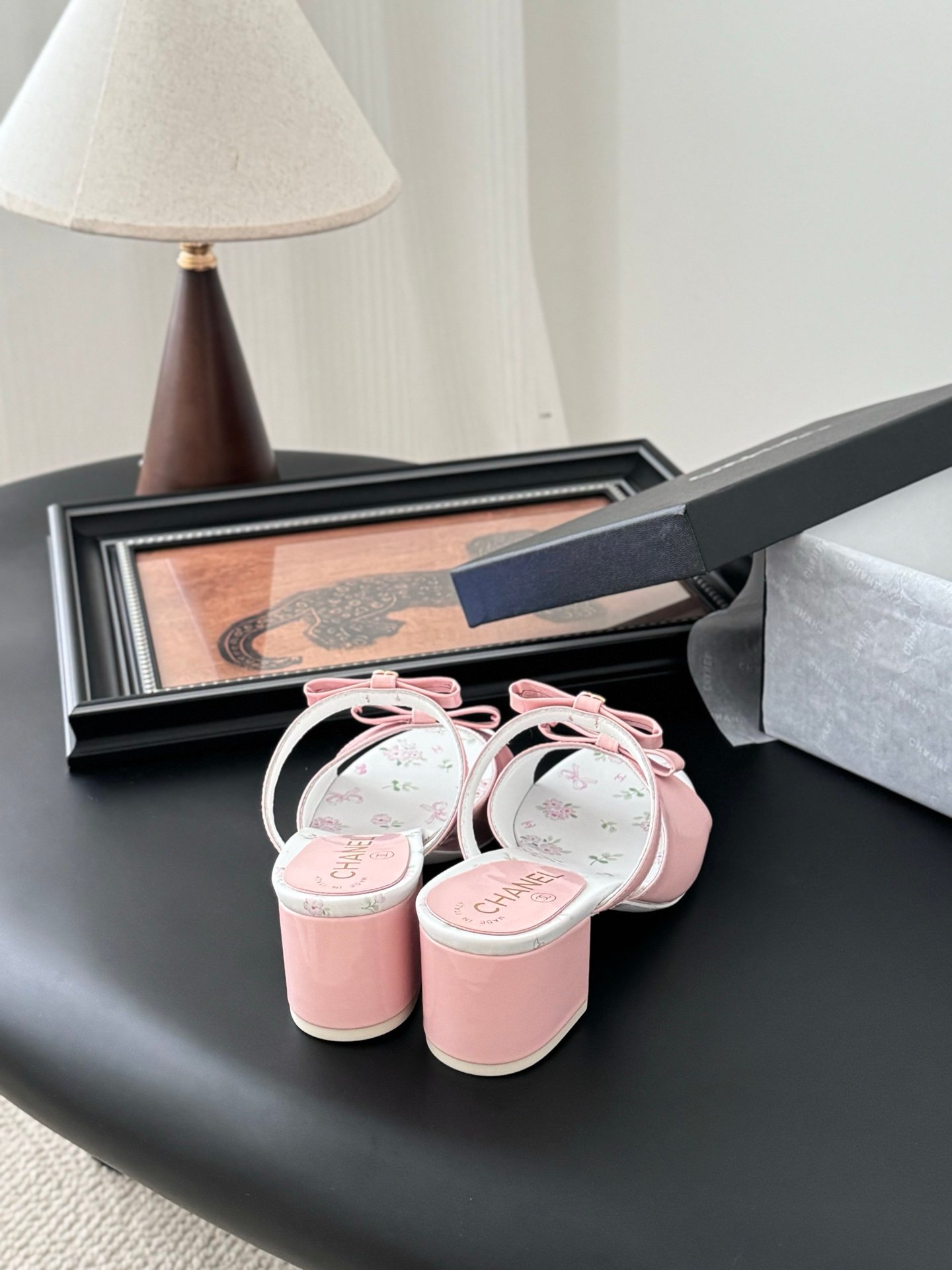 CHANEL Woman - Image 4