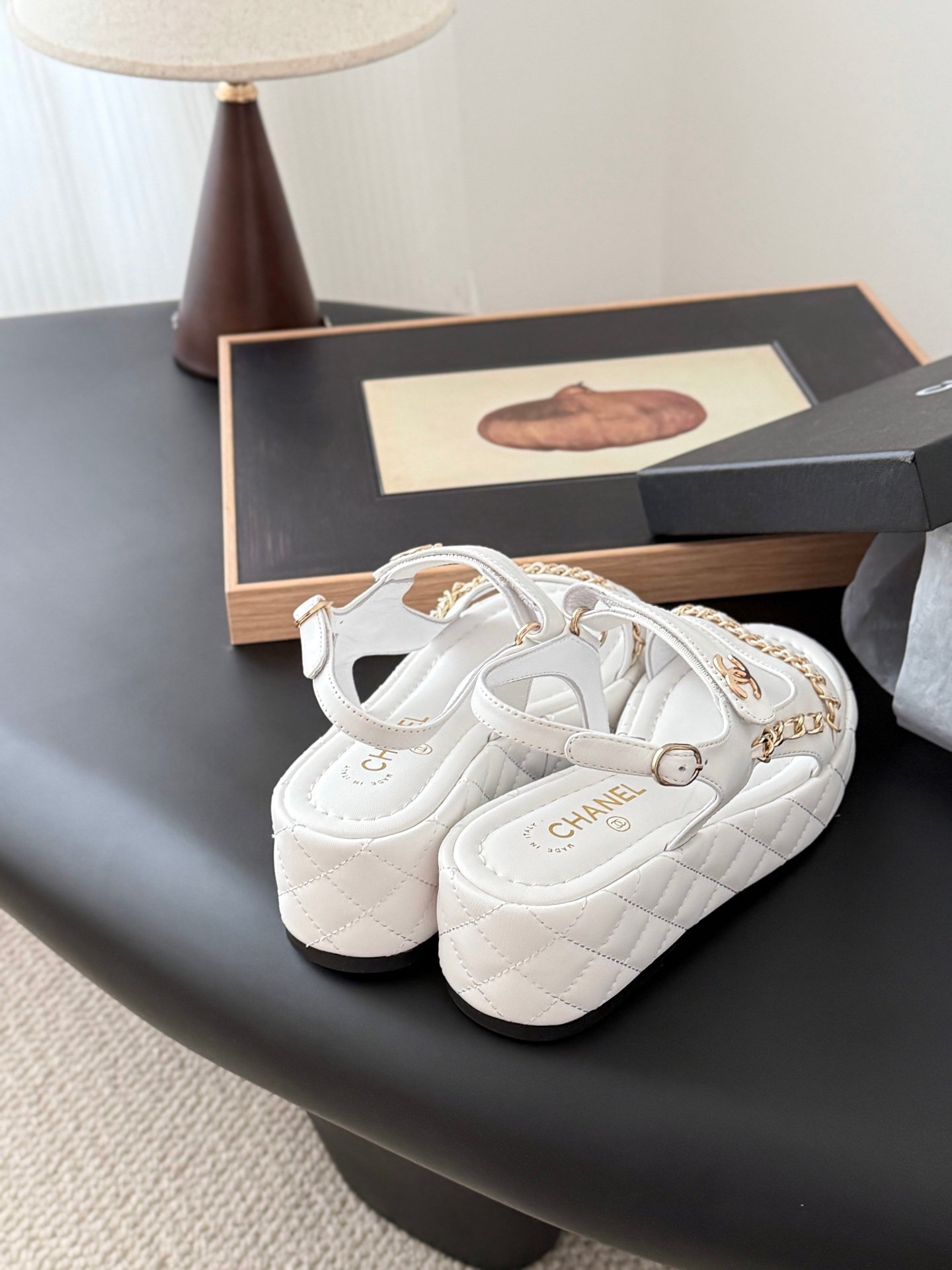 CHANEL Woman - Image 4