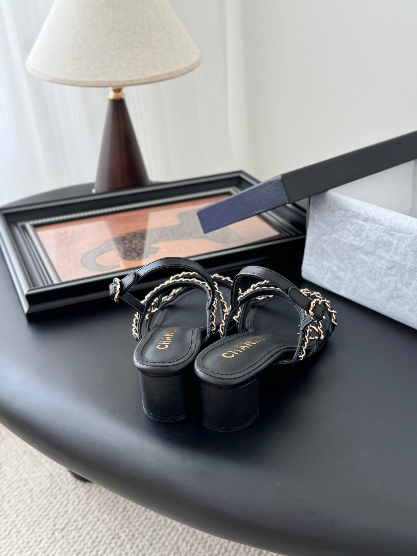 CHANEL Woman - Image 4