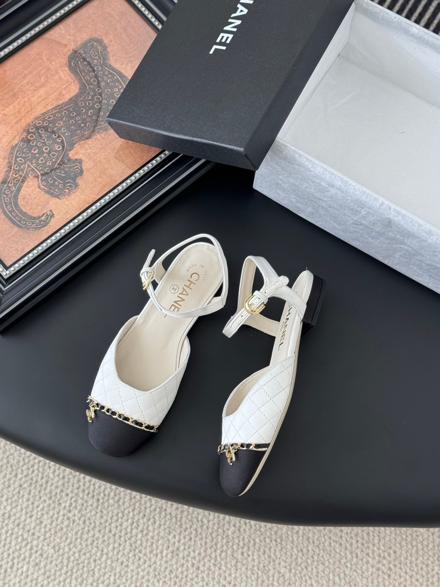 CHANEL Woman - Image 4