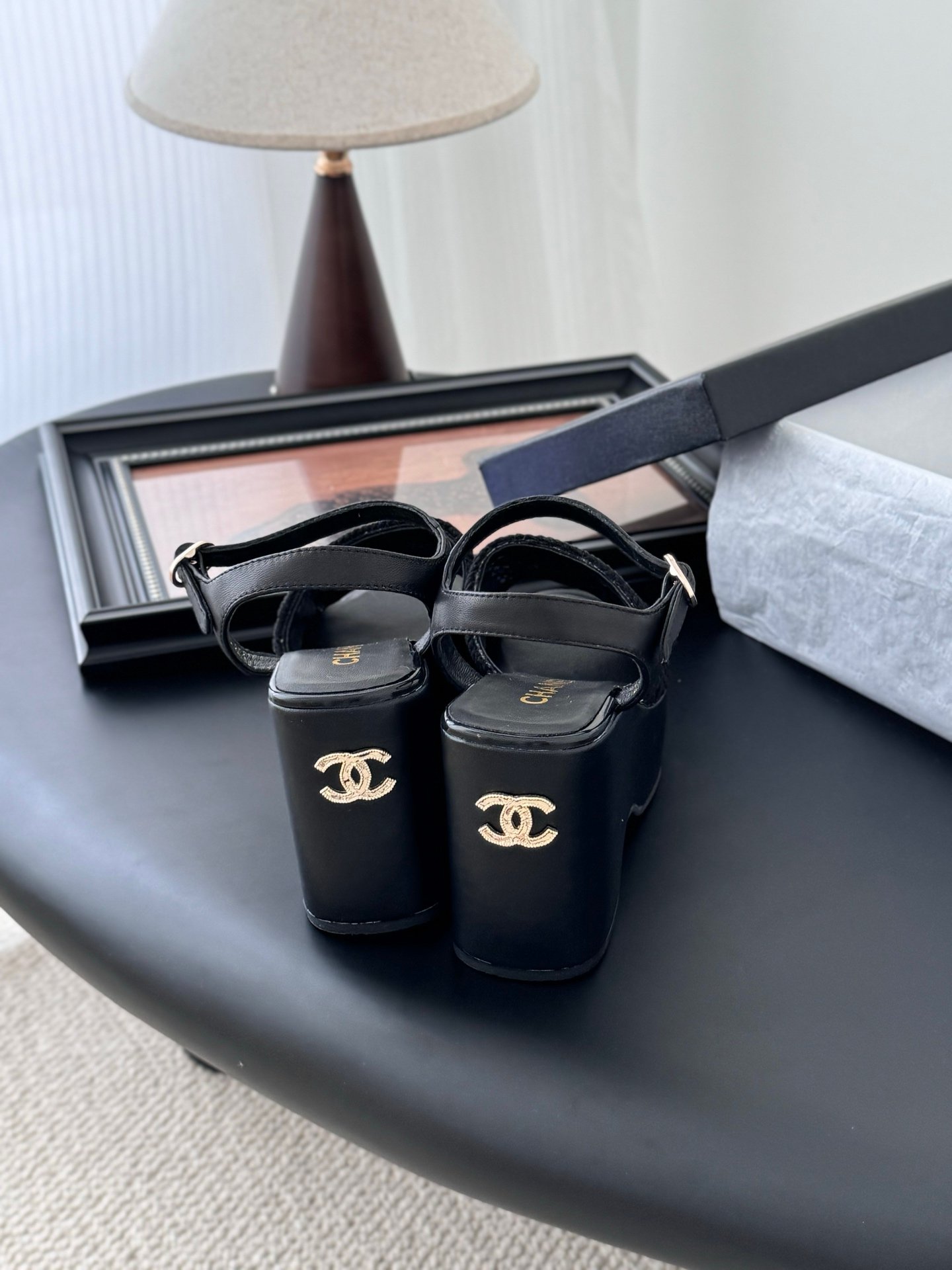 CHANEL Woman - Image 4