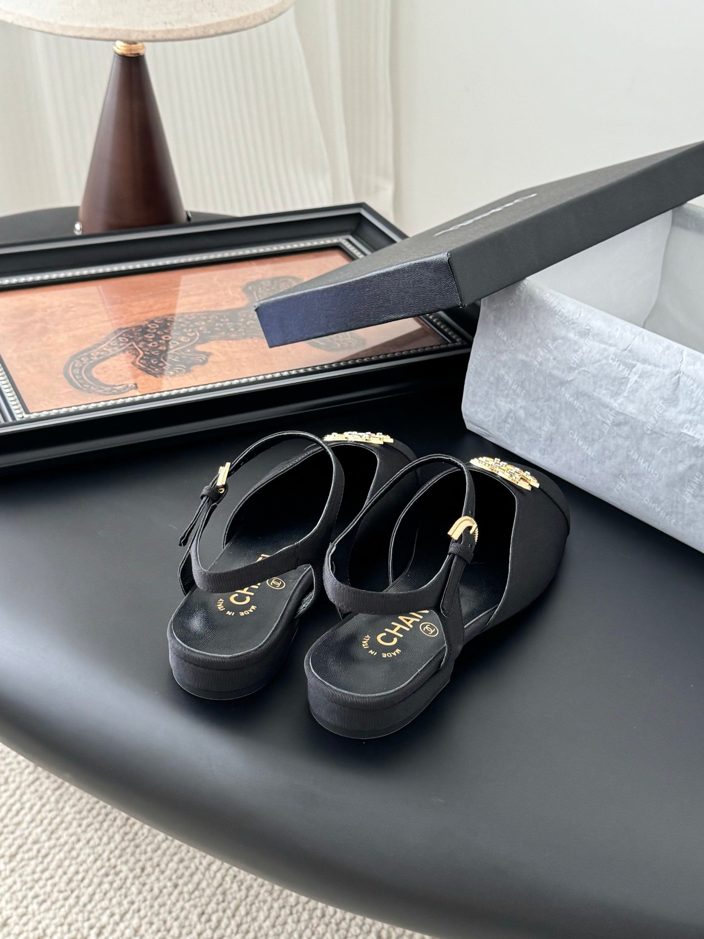 CHANEL Woman - Image 4