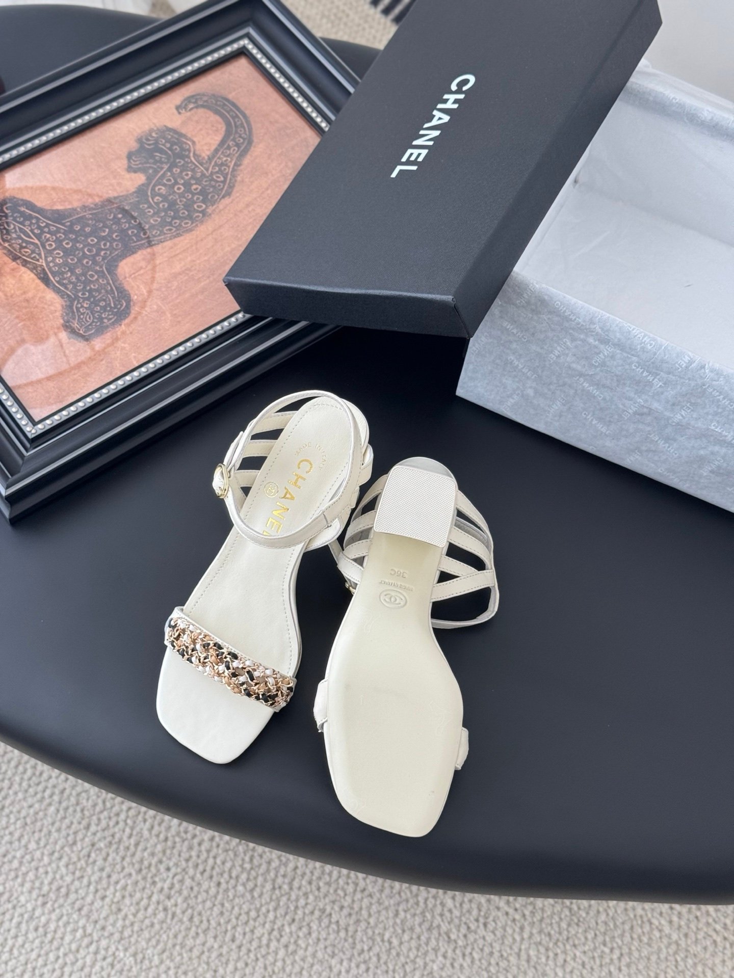 CHANEL Woman - Image 4