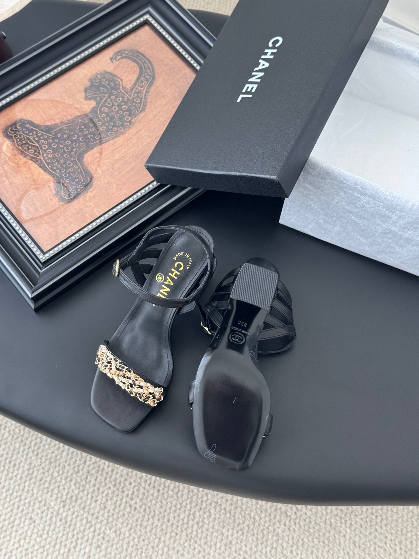 CHANEL Woman - Image 4