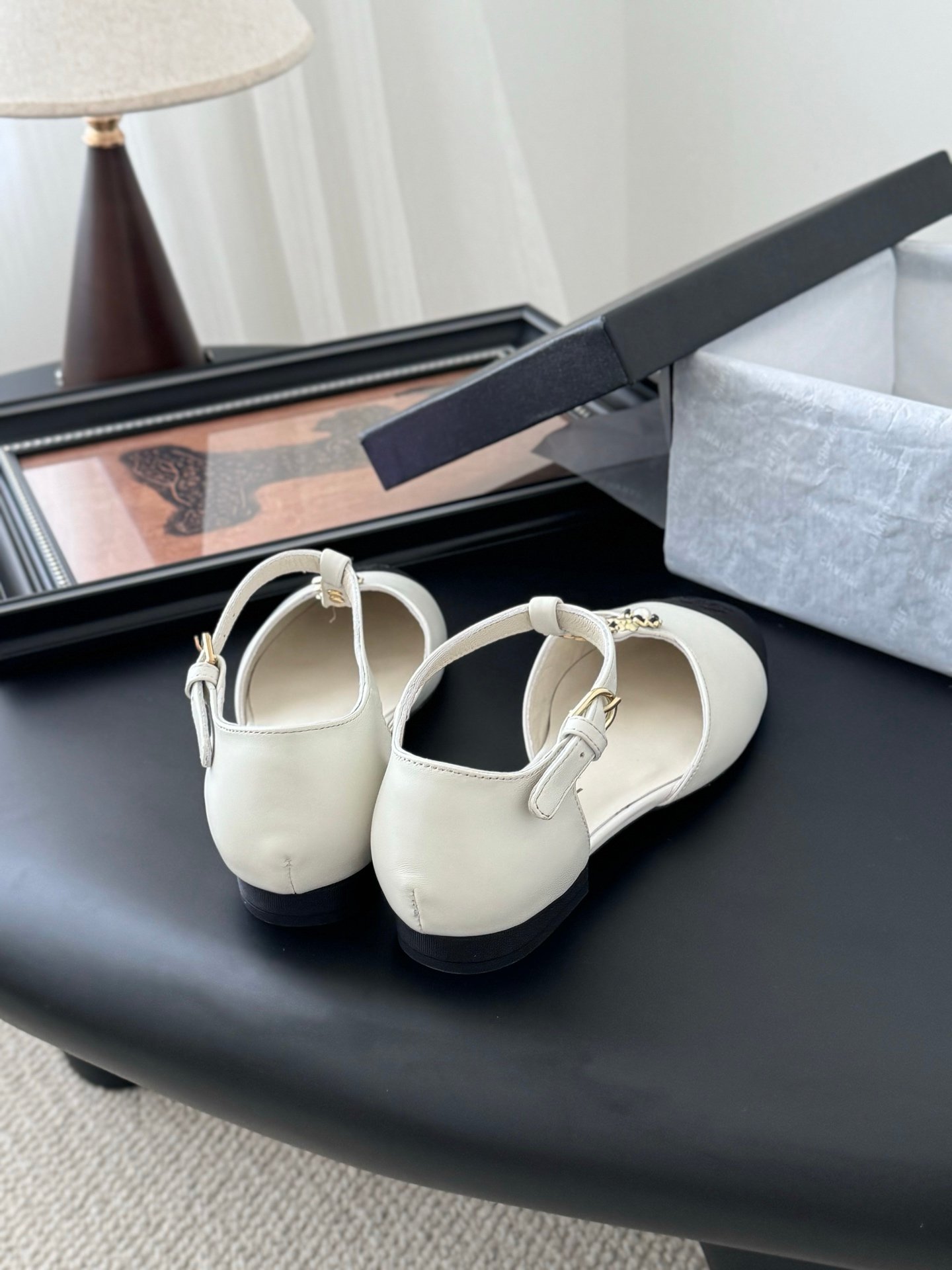 CHANEL Woman - Image 4