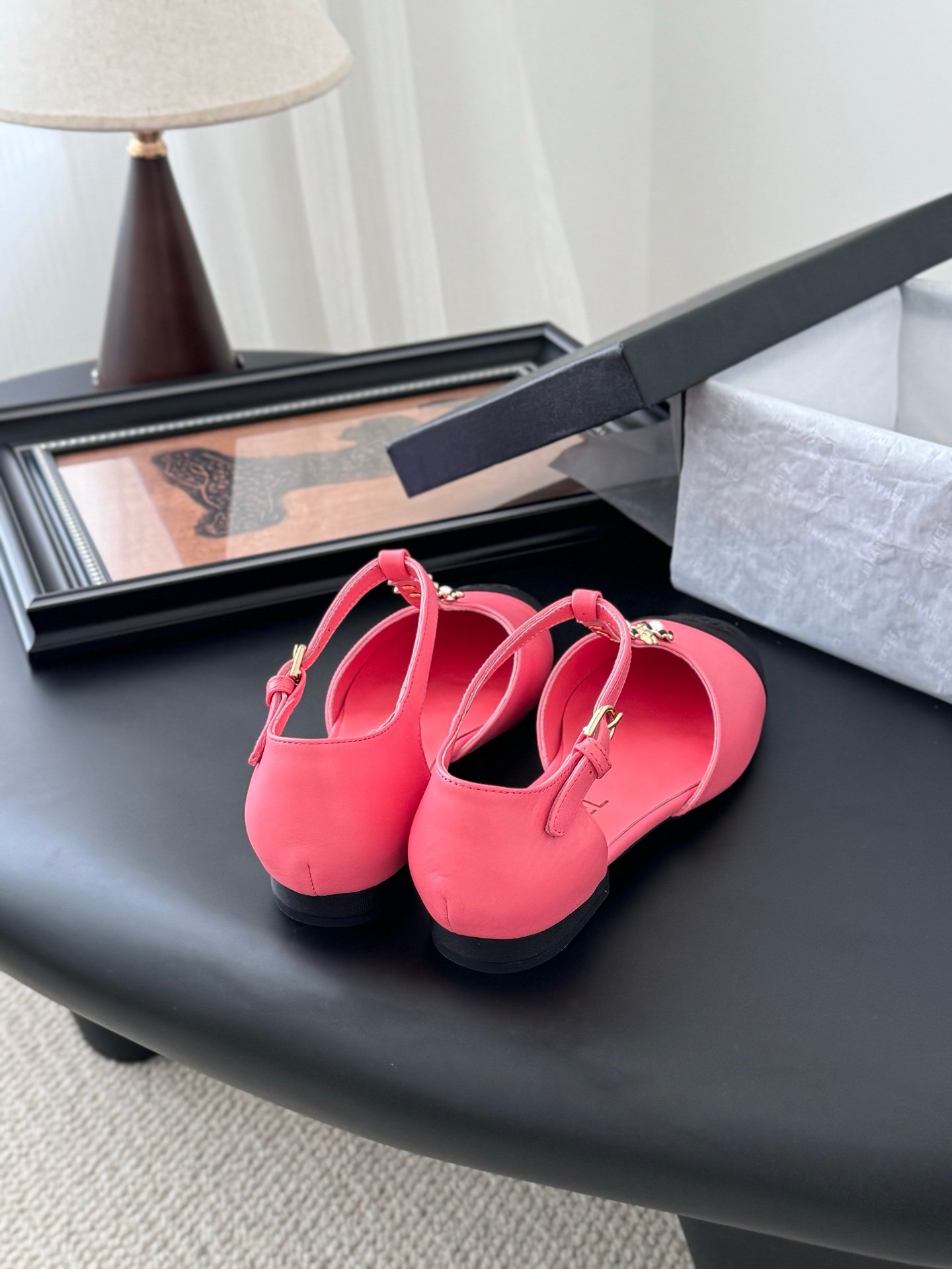 CHANEL Woman - Image 4