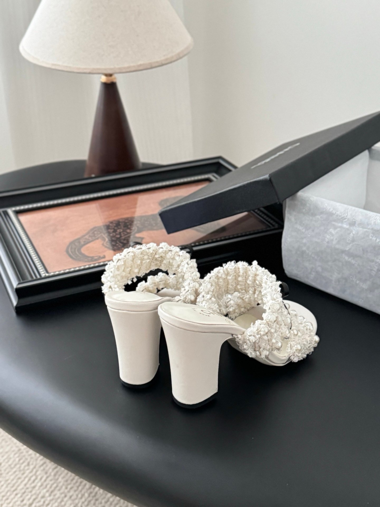 CHANEL Woman - Image 4