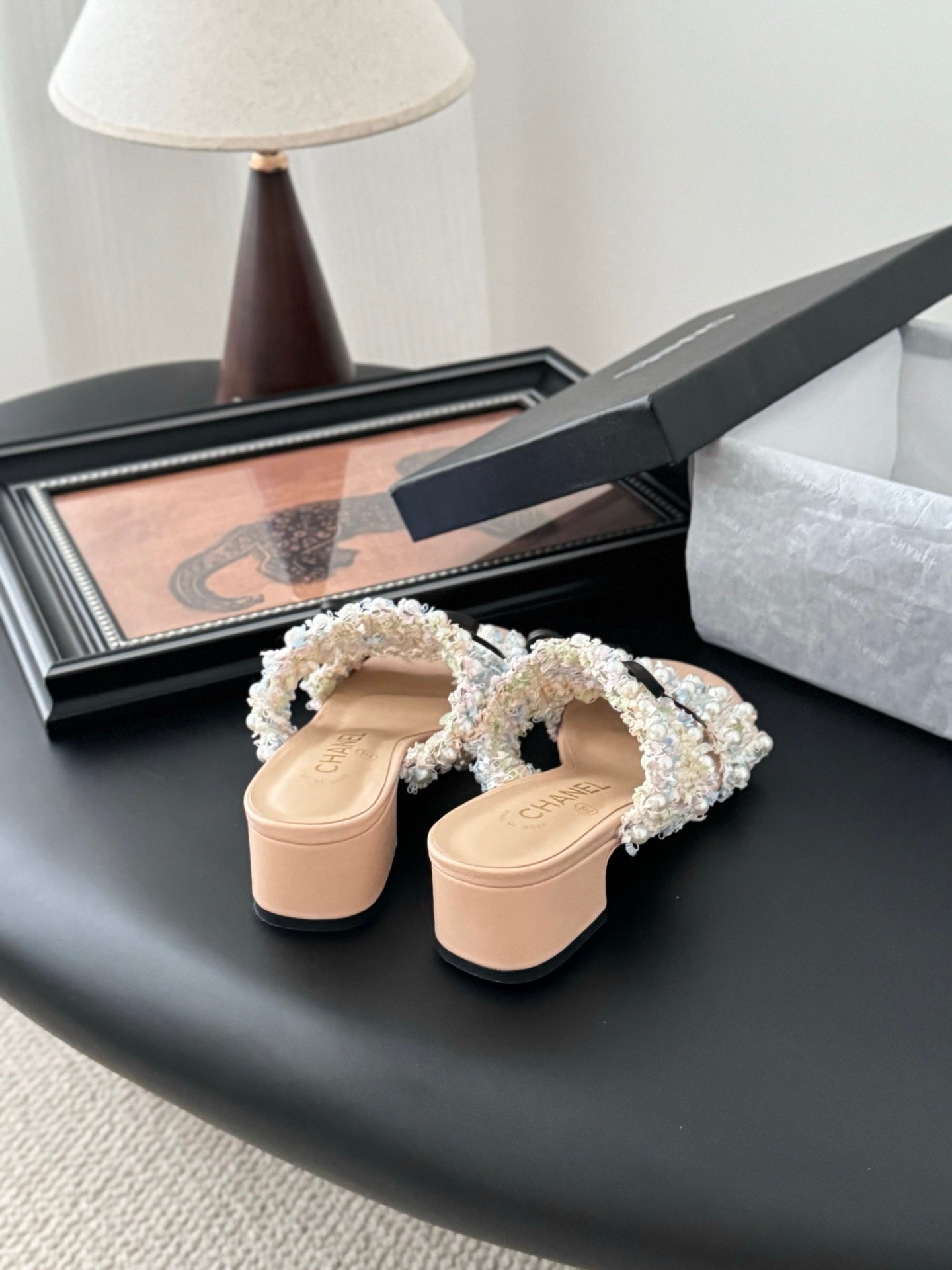 CHANEL Woman - Image 4