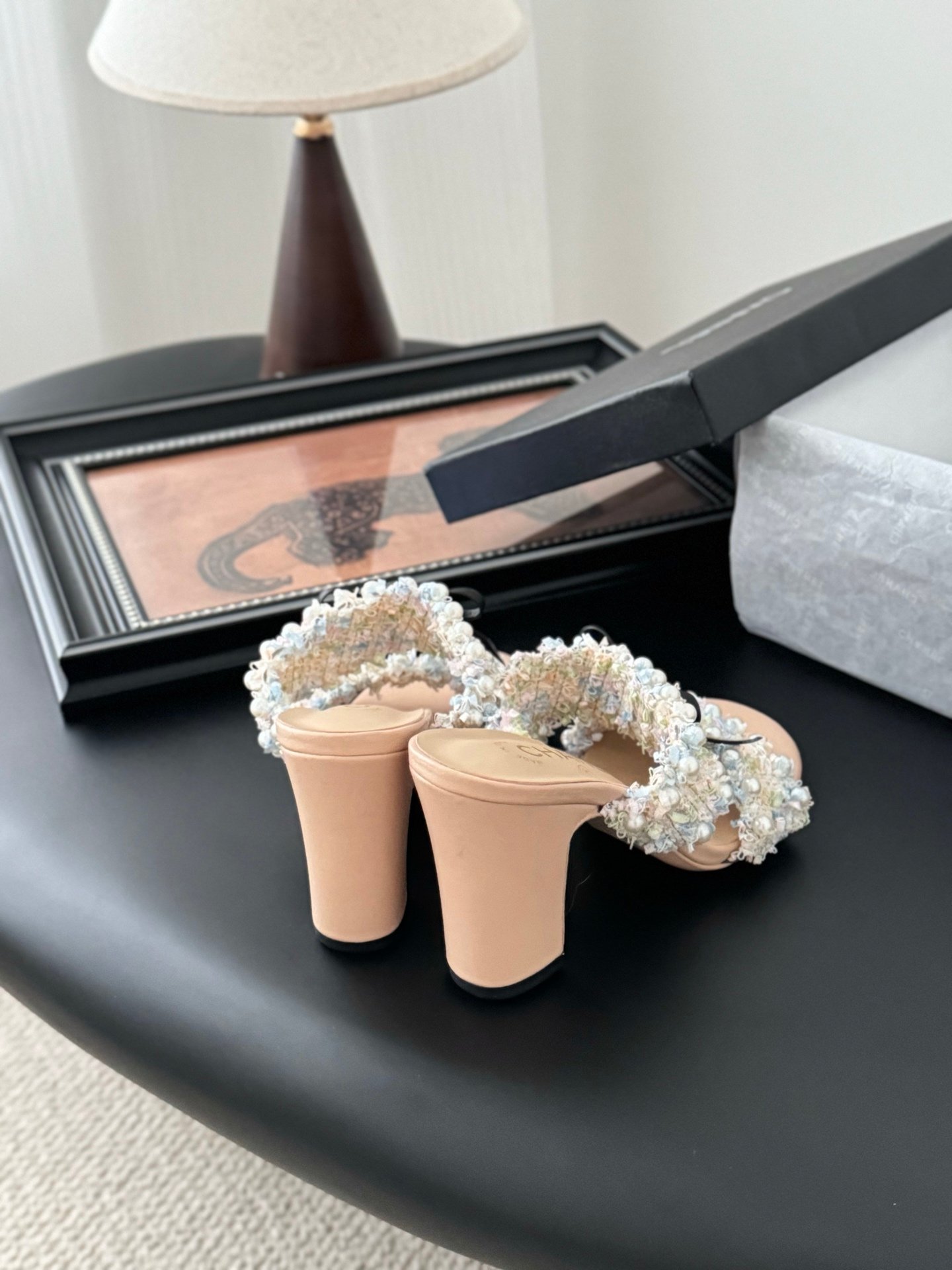 CHANEL Woman - Image 4