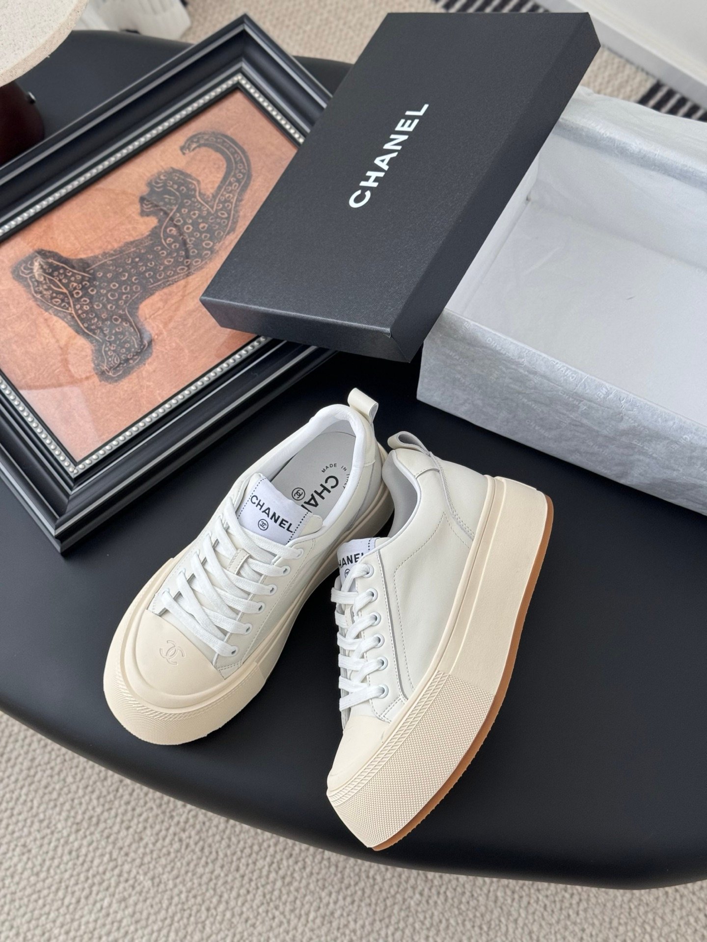 CHANEL Woman - Image 4