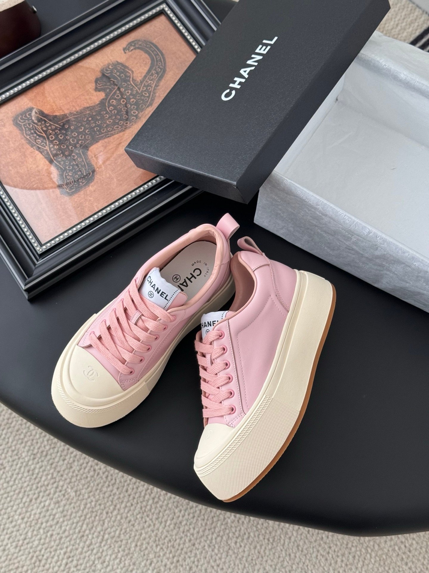 CHANEL Woman - Image 4