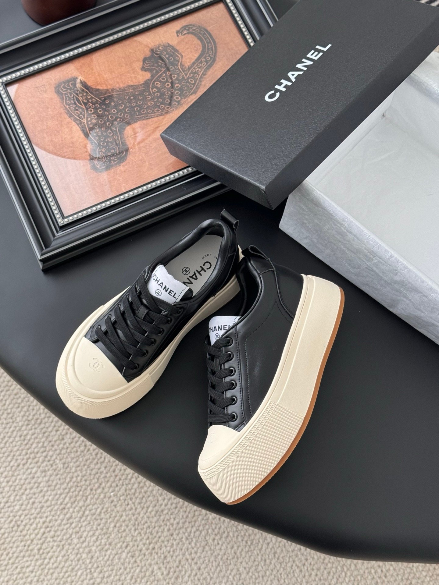 CHANEL Woman - Image 4