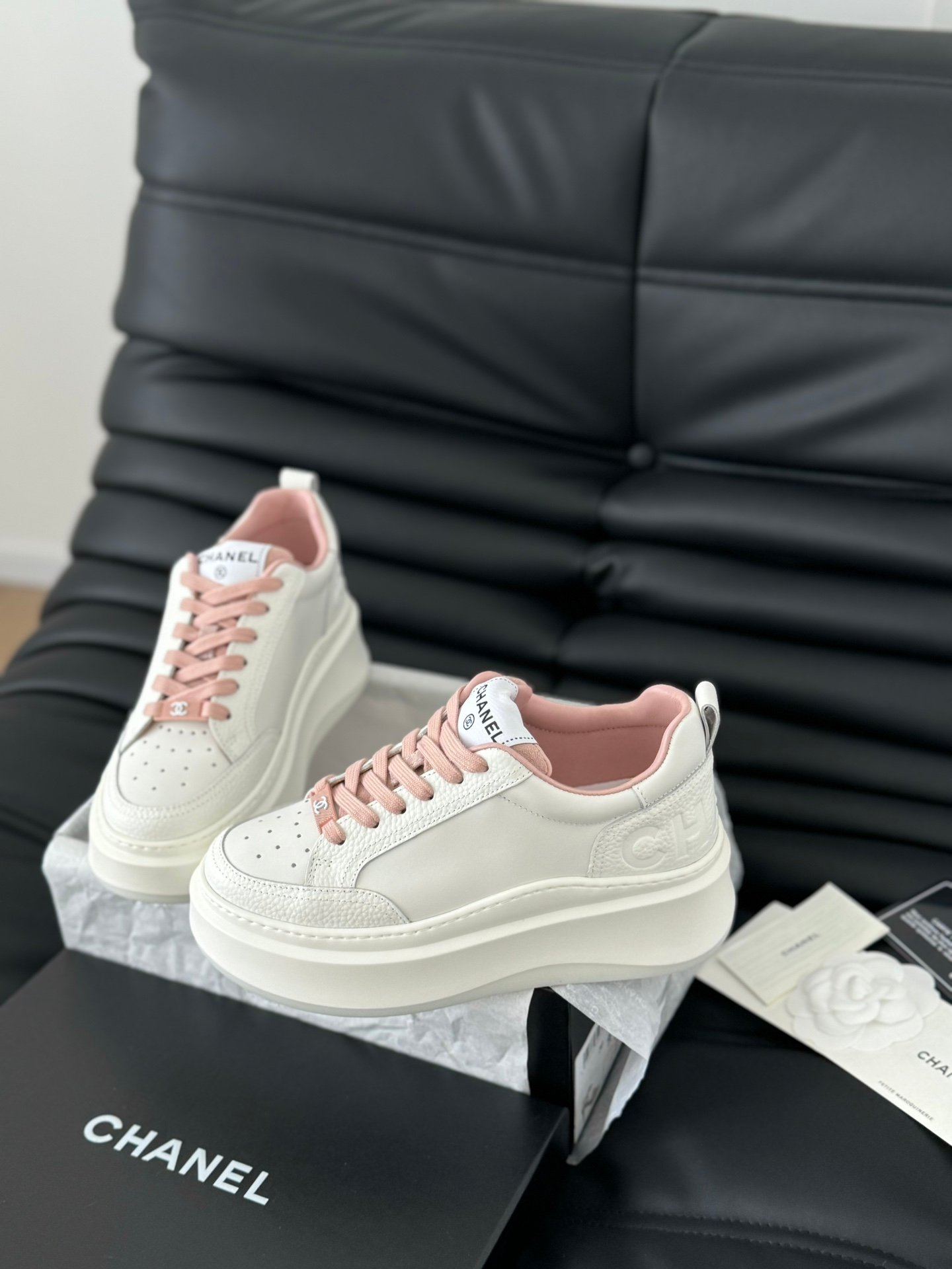 CHANEL Woman - Image 4