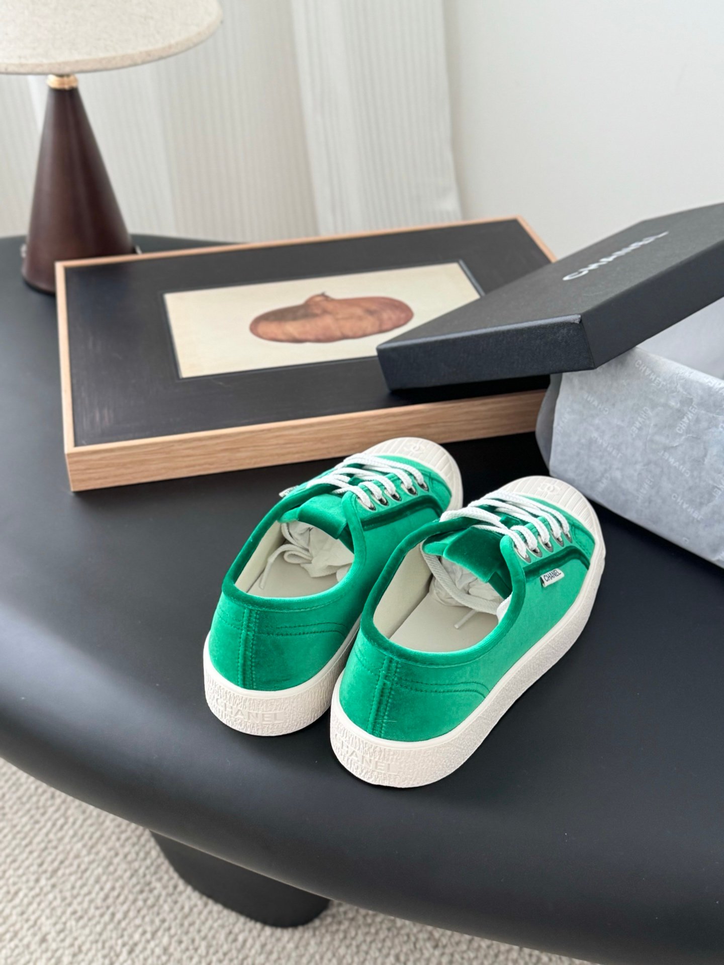 CHANEL Woman - Image 4