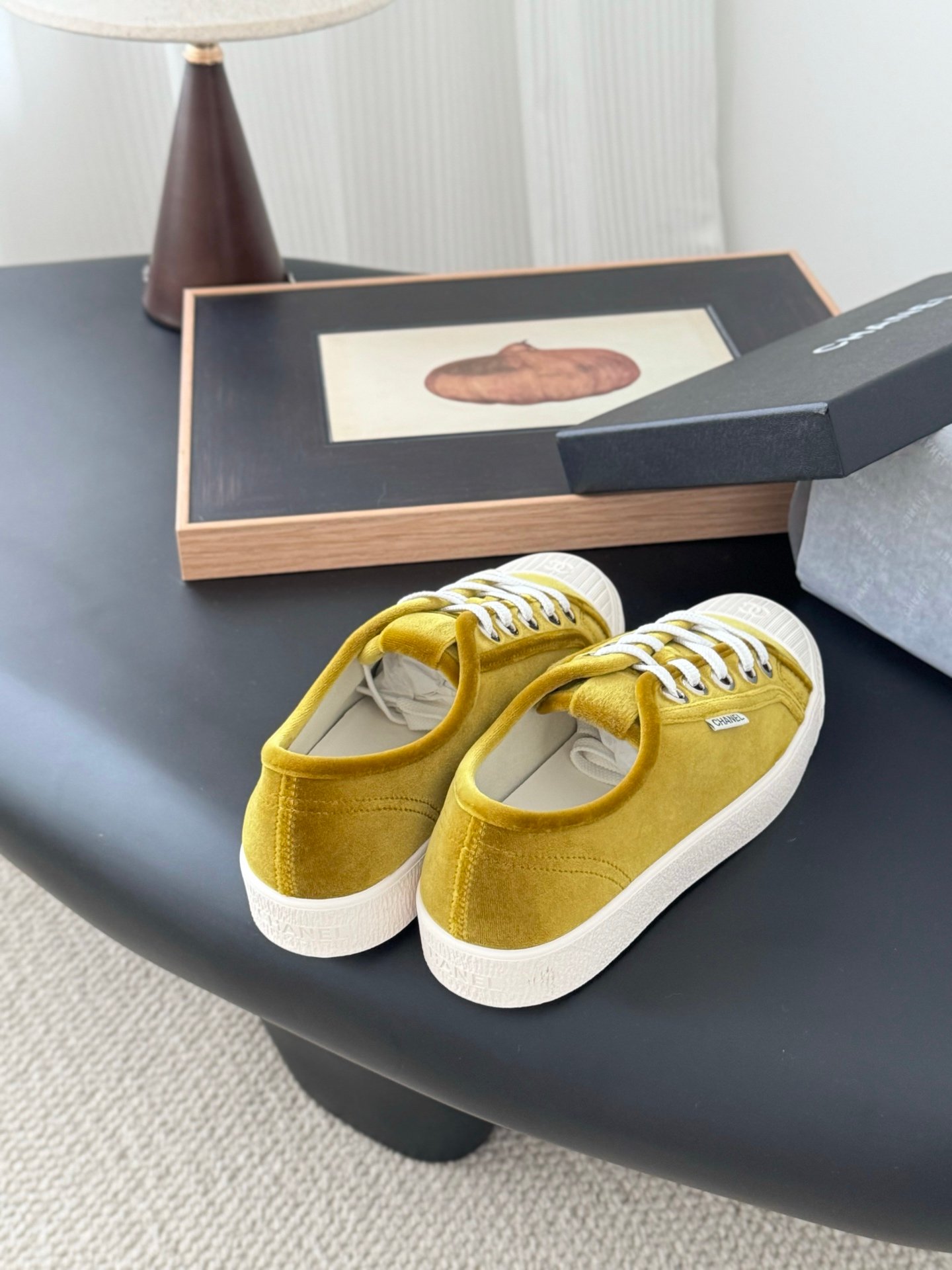 CHANEL Woman - Image 4