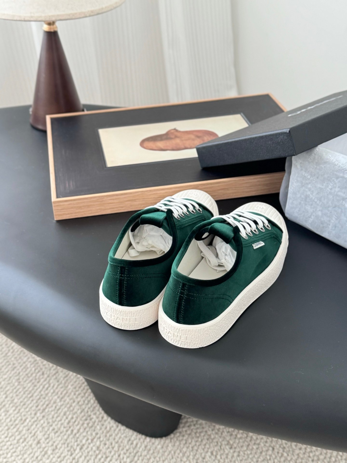 CHANEL Woman - Image 4