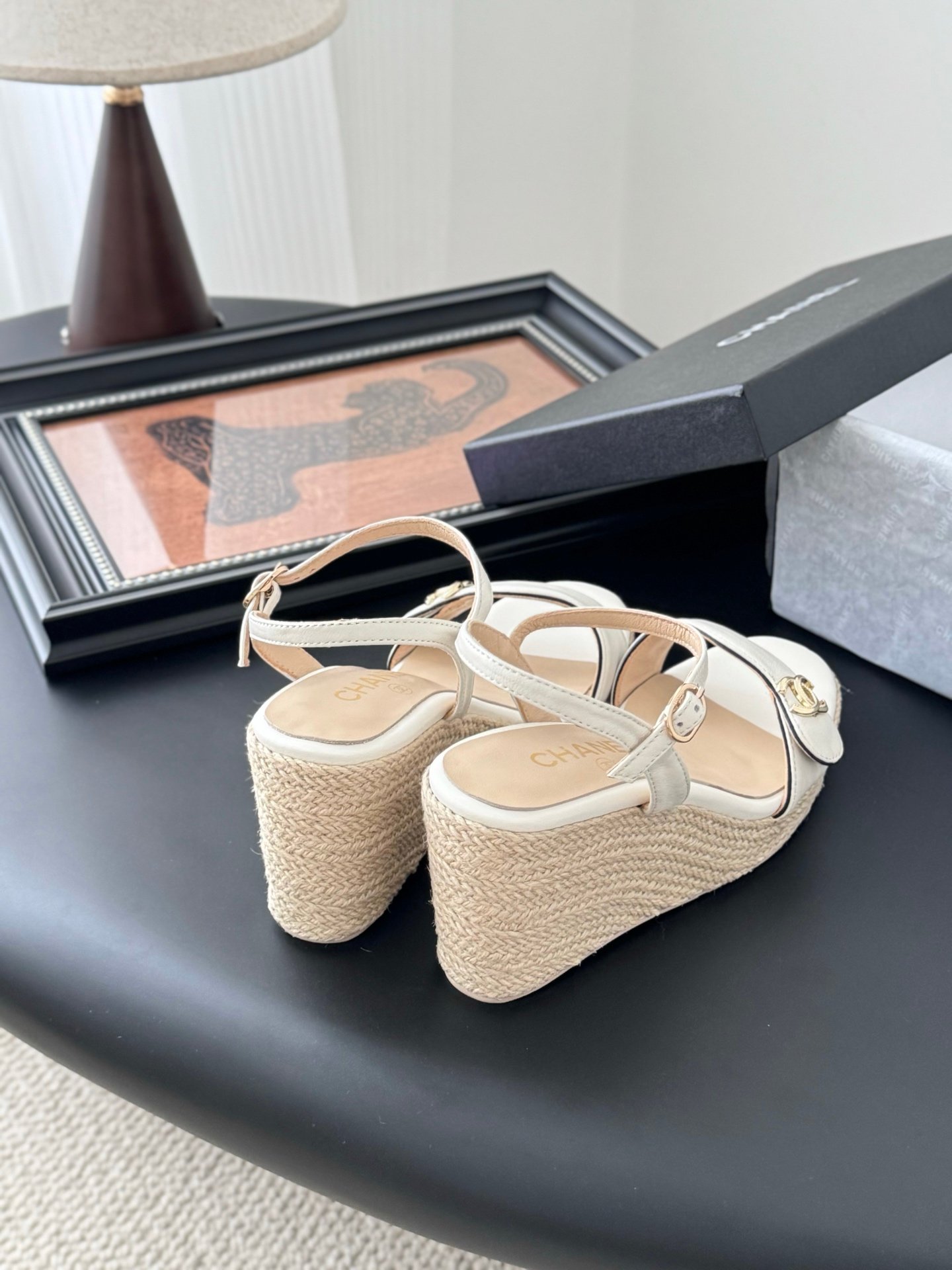 CHANEL Woman - Image 6