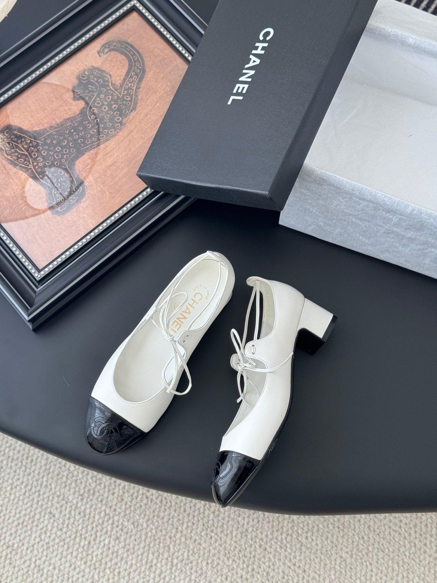 CHANEL Woman - Image 6