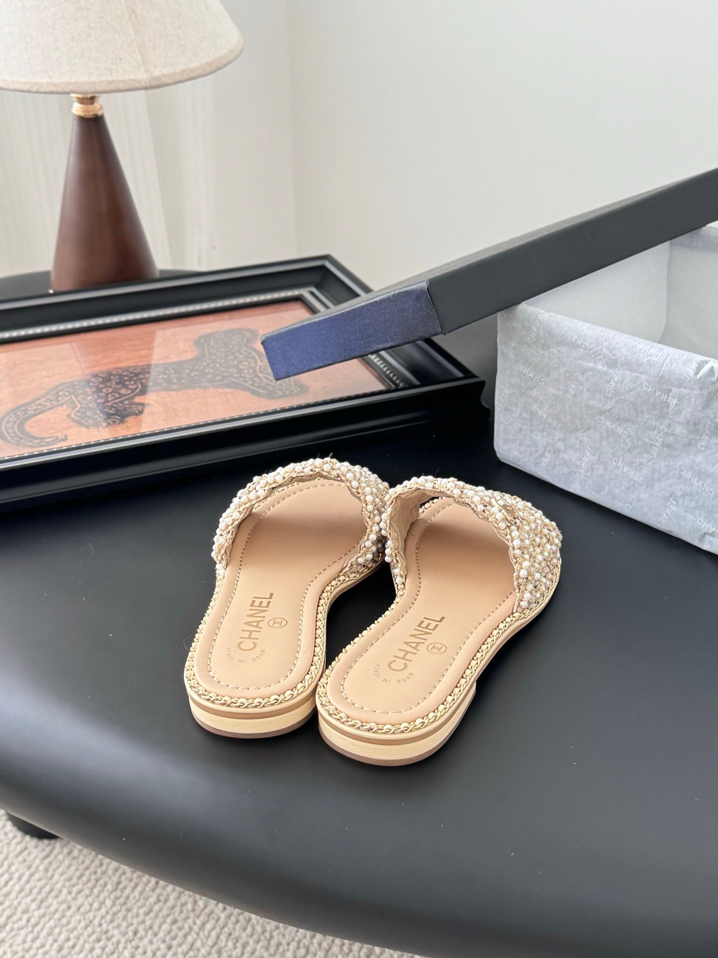 CHANEL Woman - Image 6