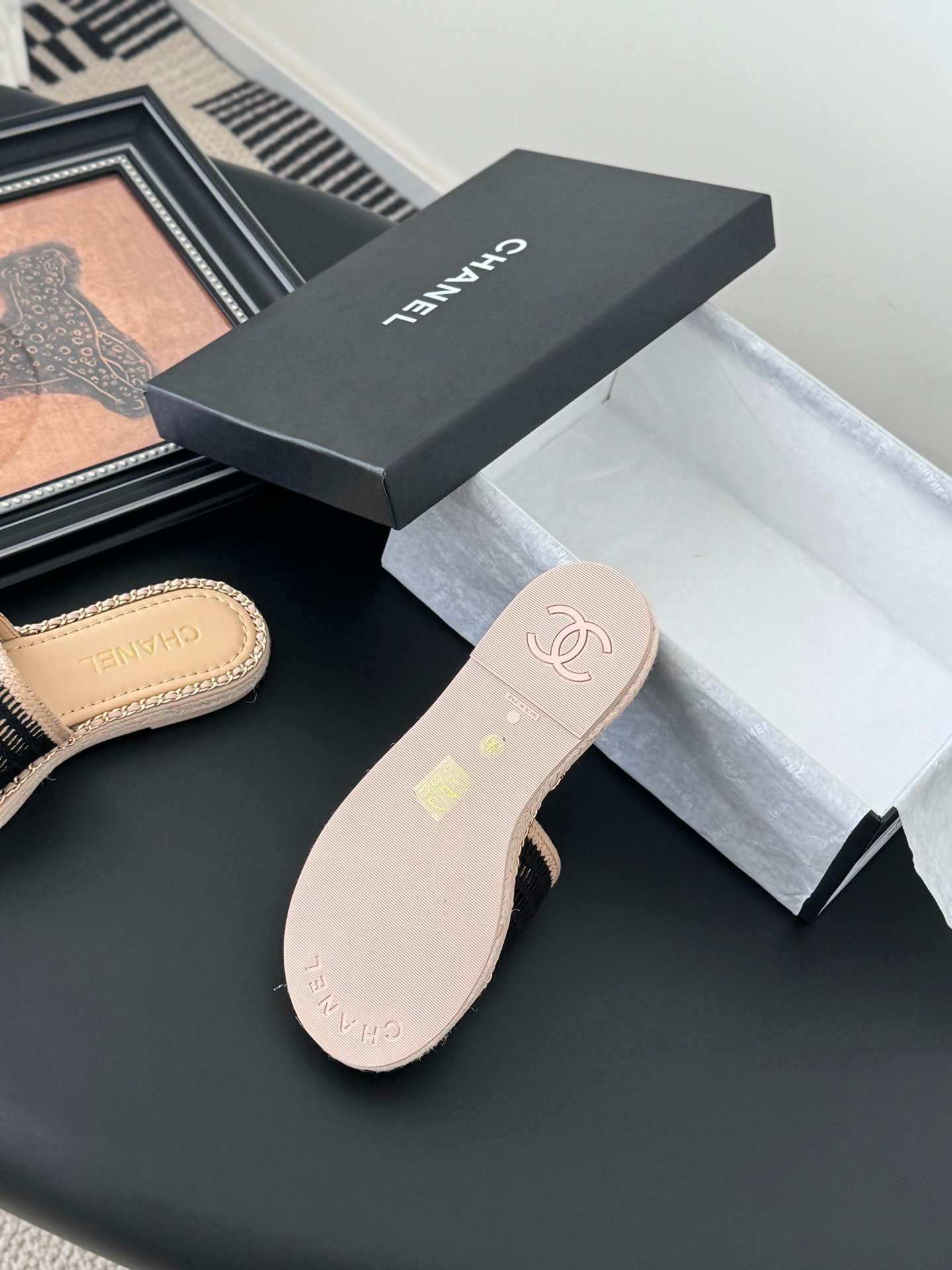 CHANEL Woman - Image 4