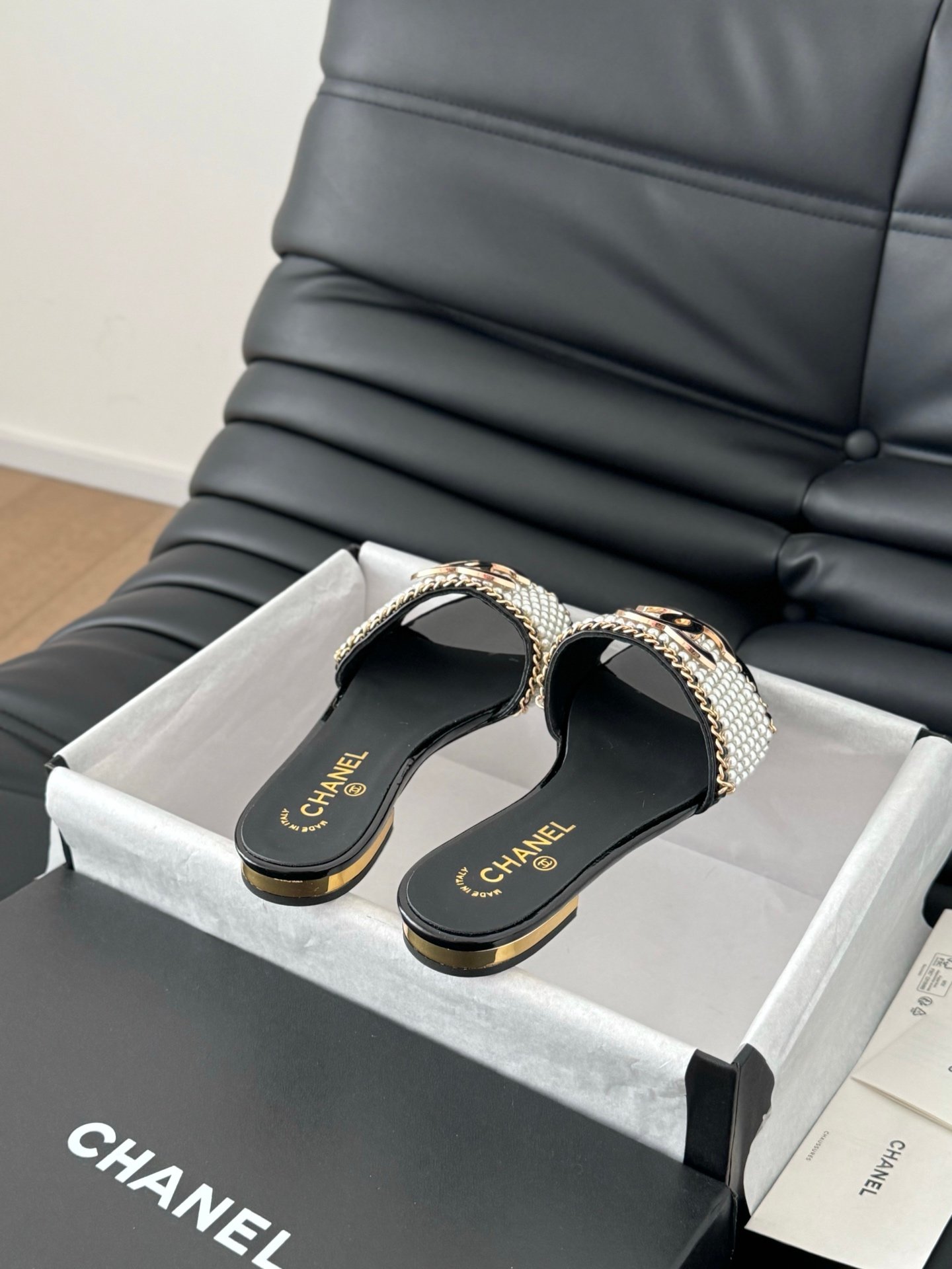 CHANEL Woman - Image 4