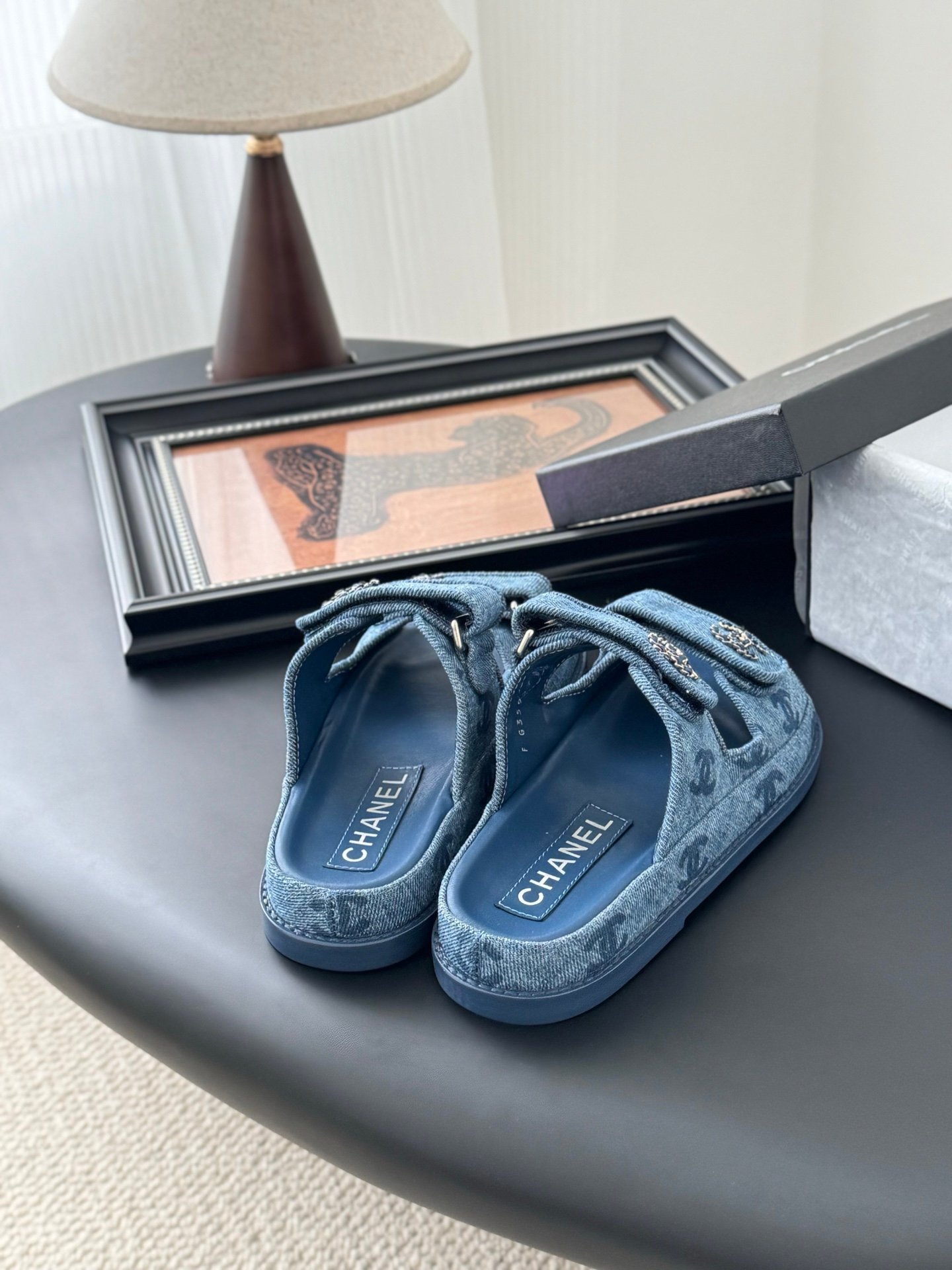 CHANEL Woman - Image 4