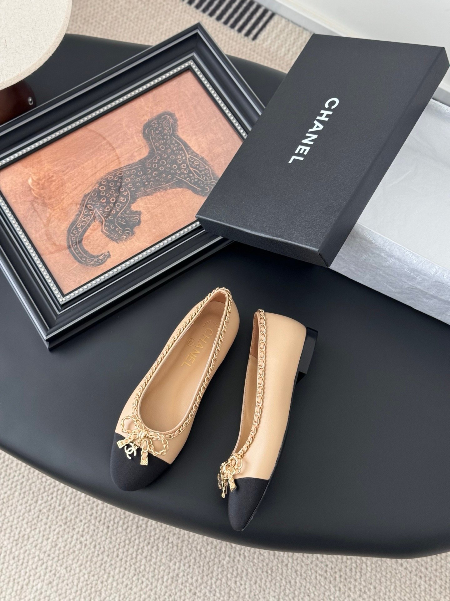 CHANEL Woman - Image 4