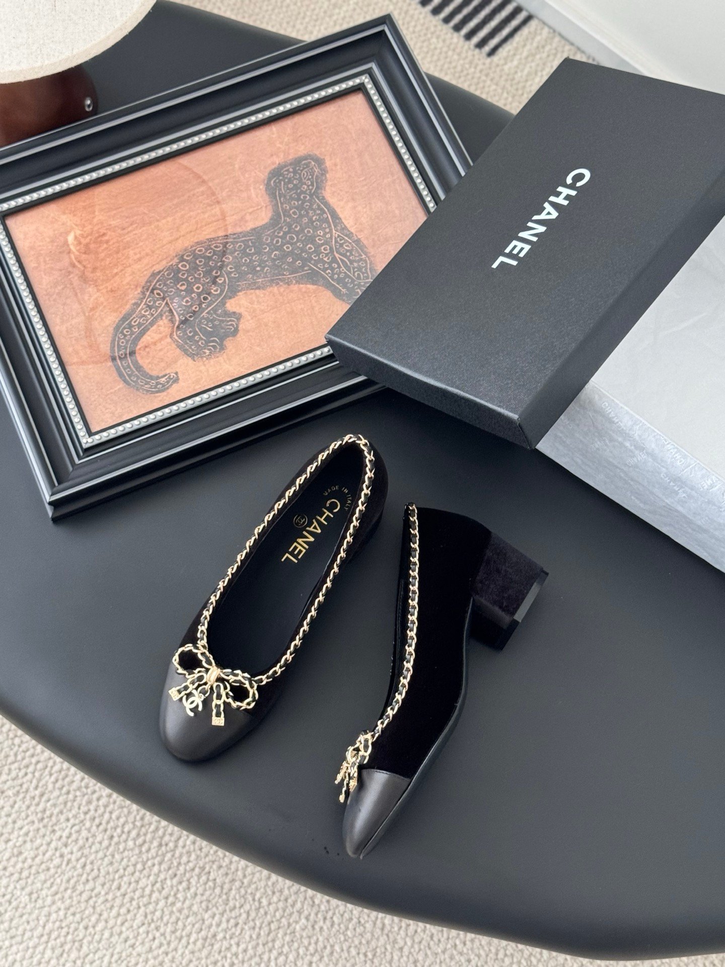 CHANEL Woman - Image 4