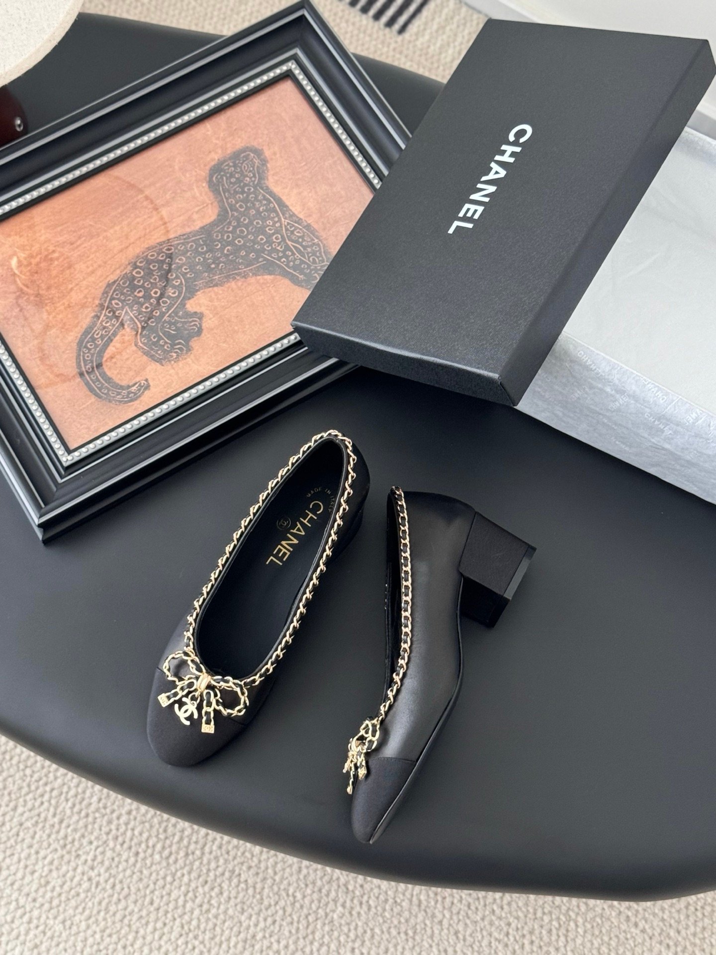 CHANEL Woman - Image 4