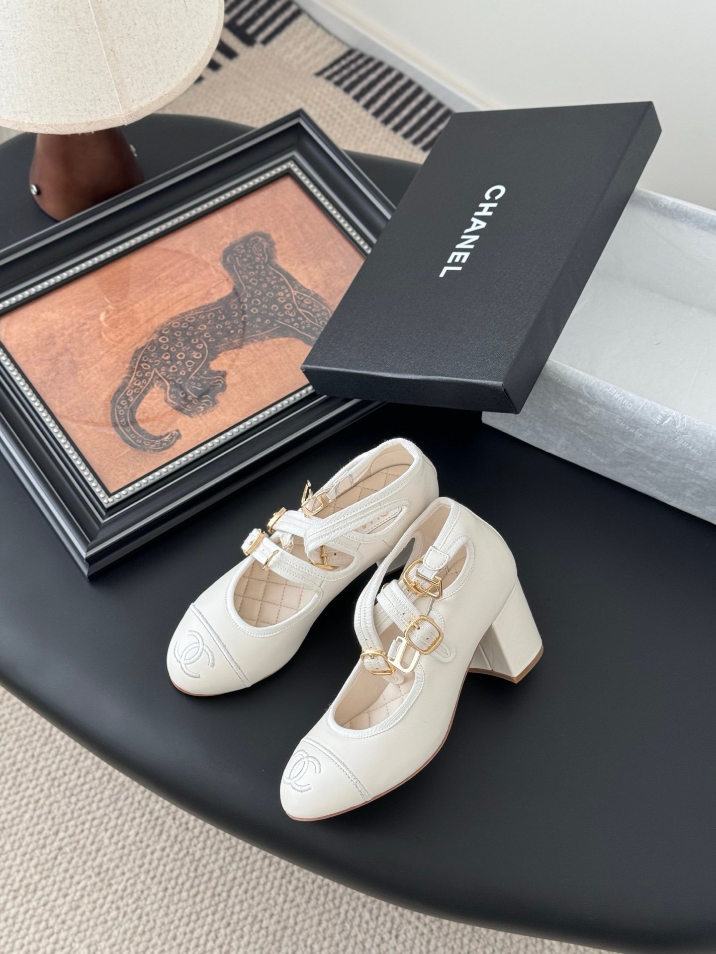 CHANEL Woman - Image 4