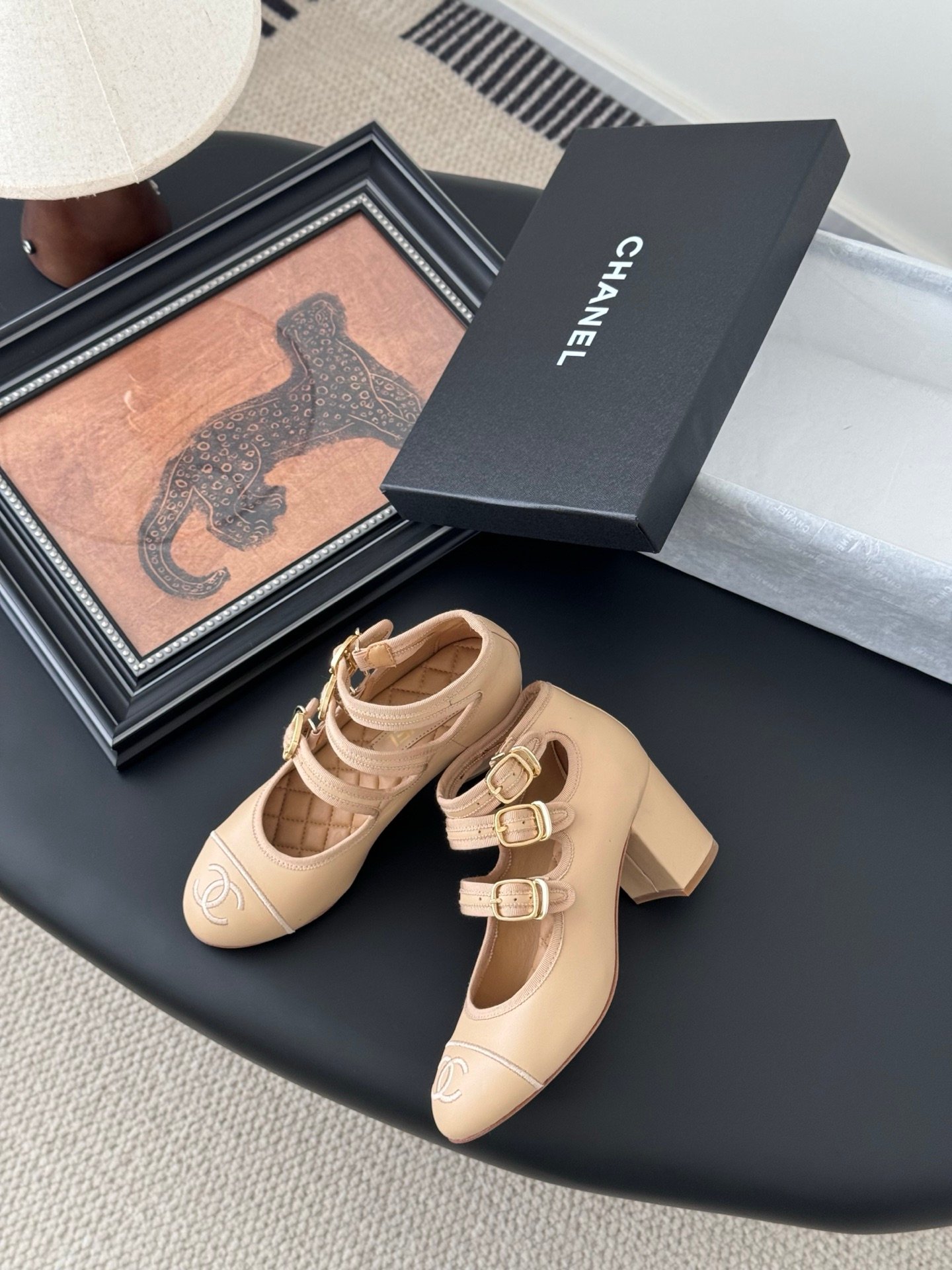 CHANEL Woman - Image 4