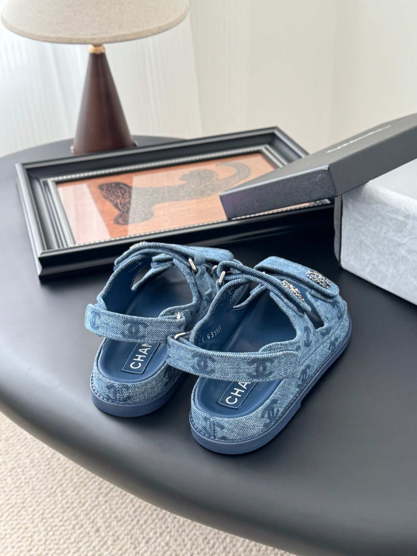 CHANEL Woman - Image 4