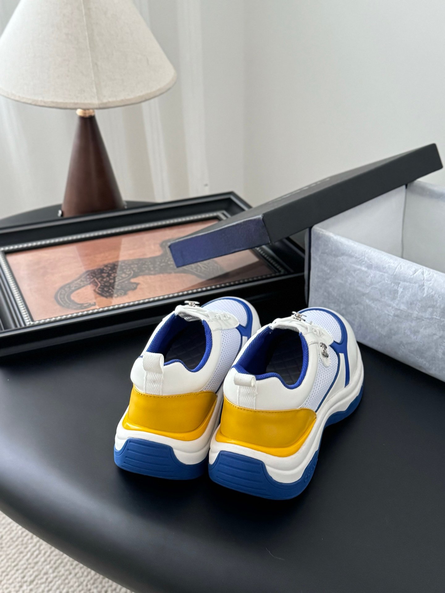 CHANEL Woman - Image 4