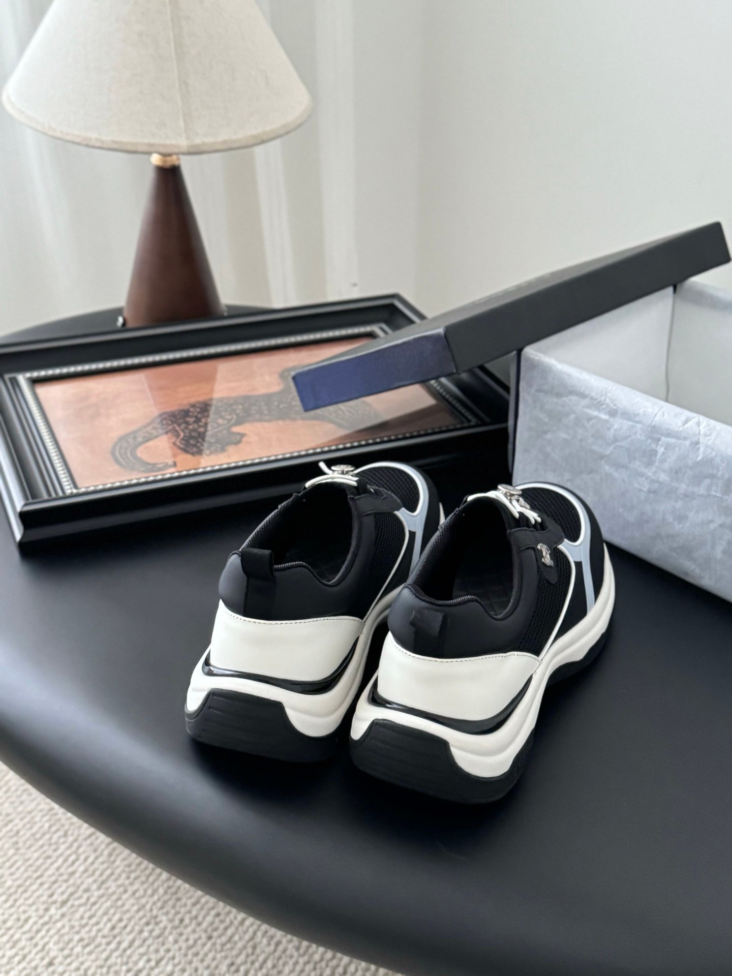 CHANEL Woman - Image 4