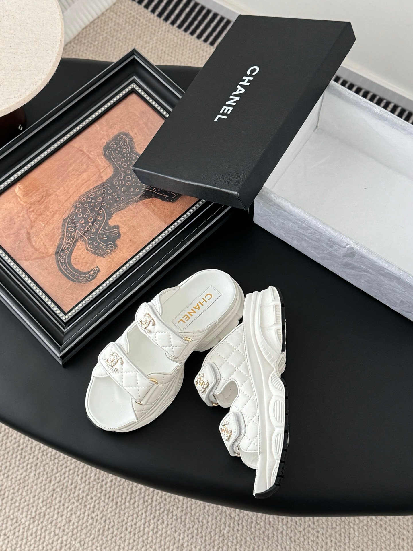 CHANEL Woman - Image 4