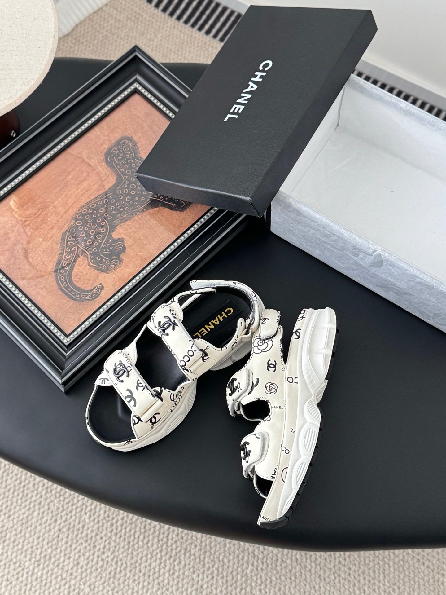 CHANEL Woman - Image 6