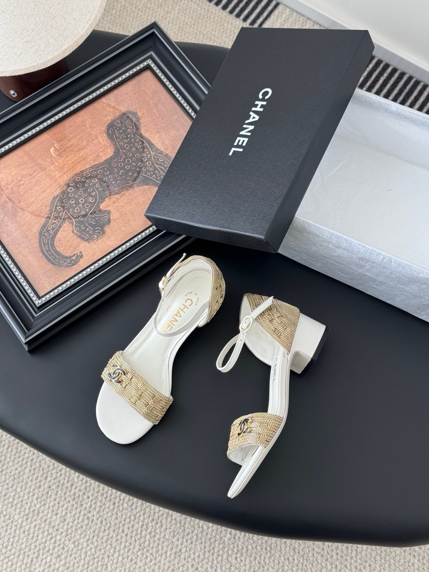 CHANEL Woman - Image 4