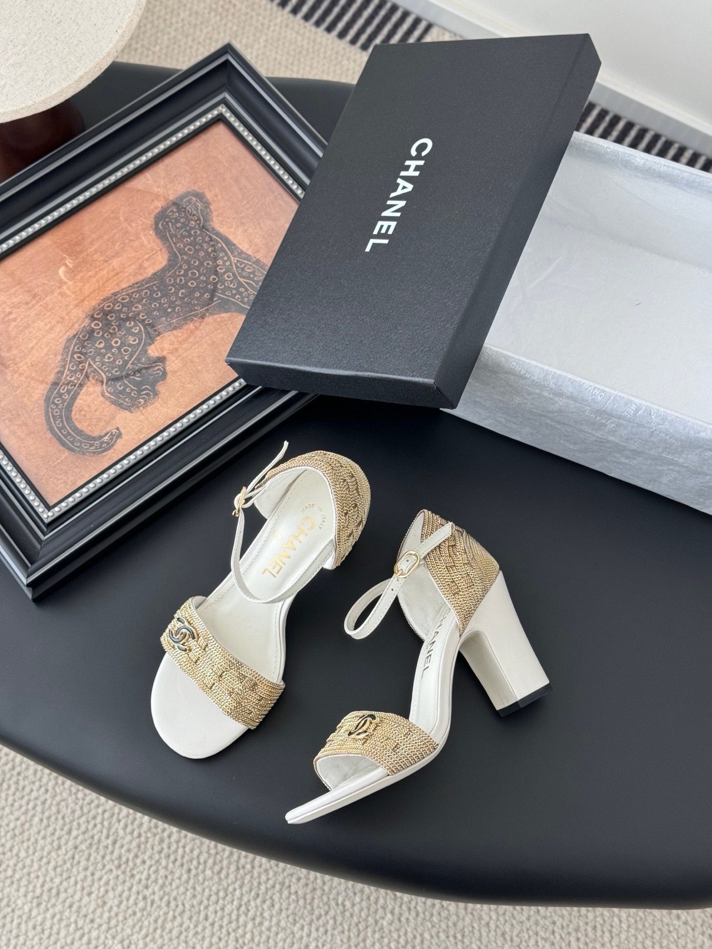 CHANEL Woman - Image 6