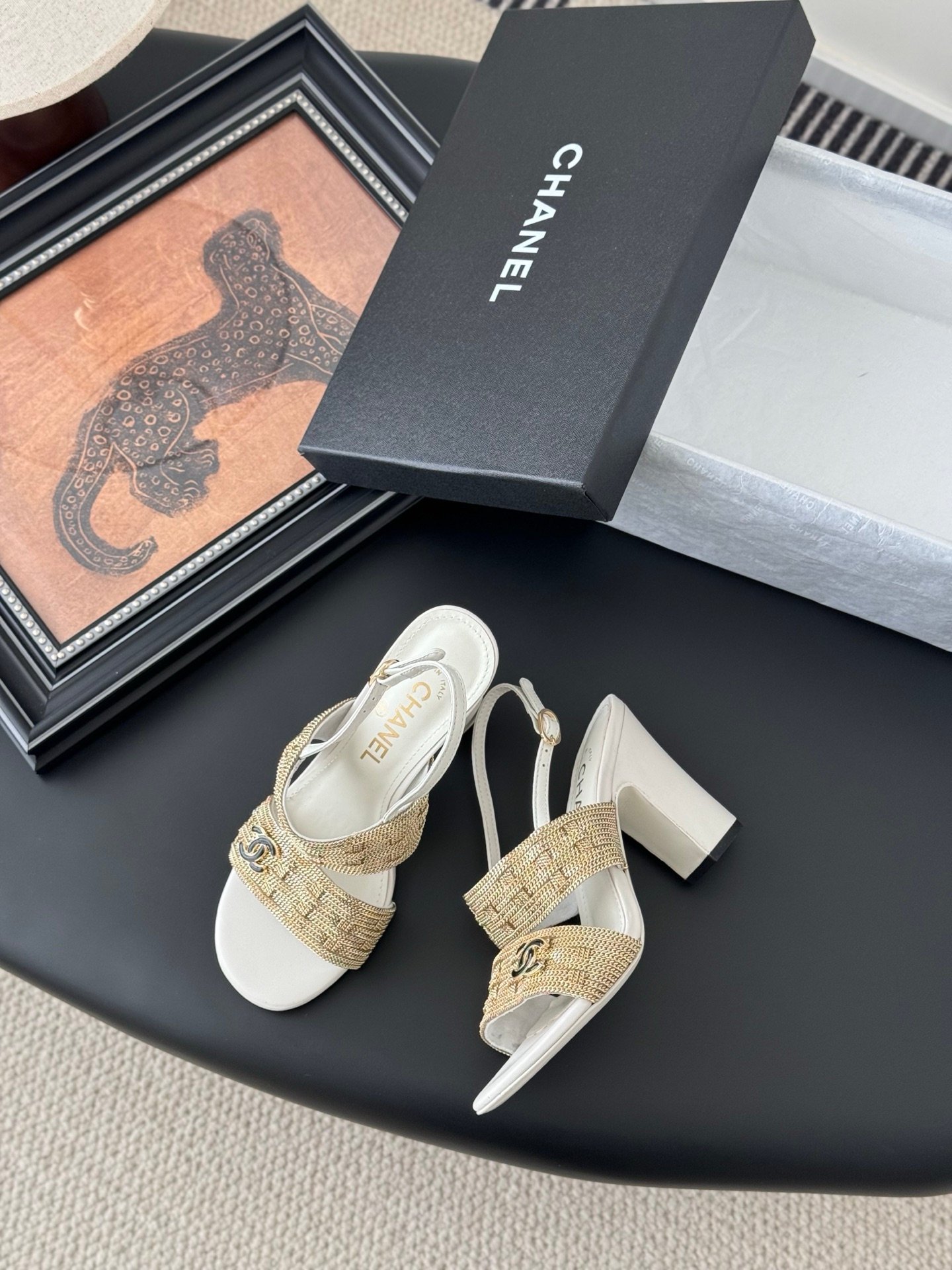 CHANEL Woman - Image 6