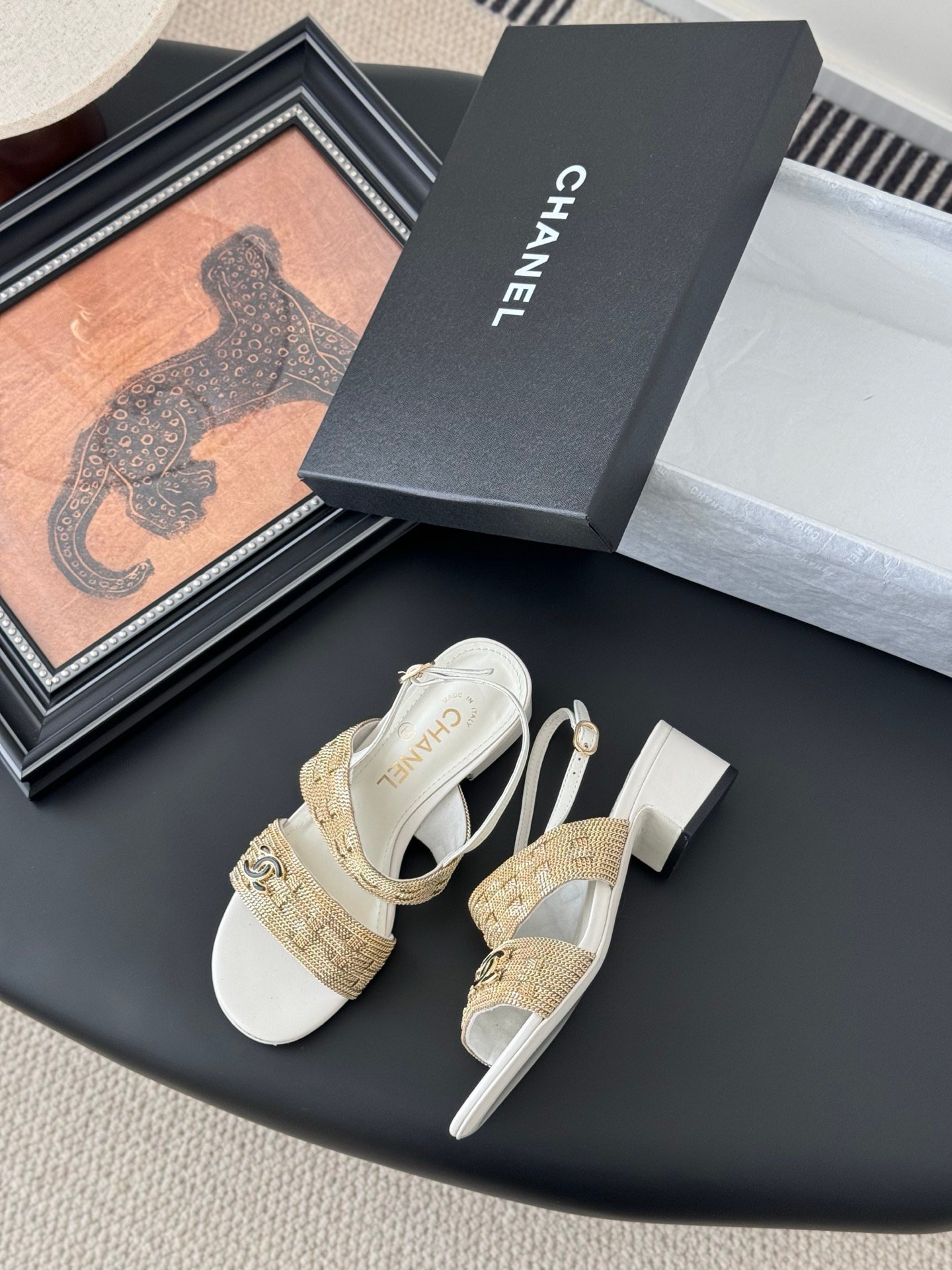 CHANEL Woman - Image 4