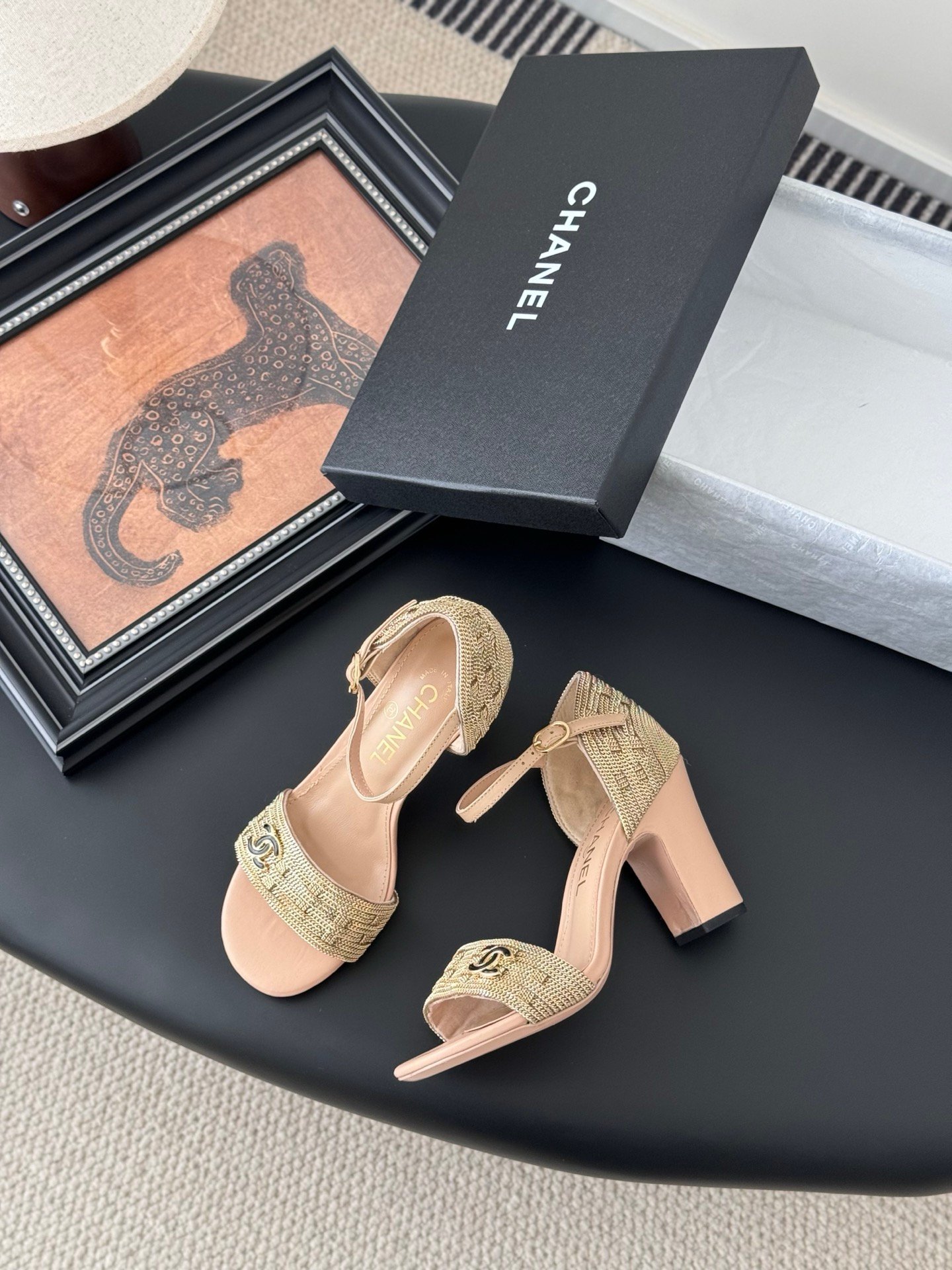 CHANEL Woman - Image 4