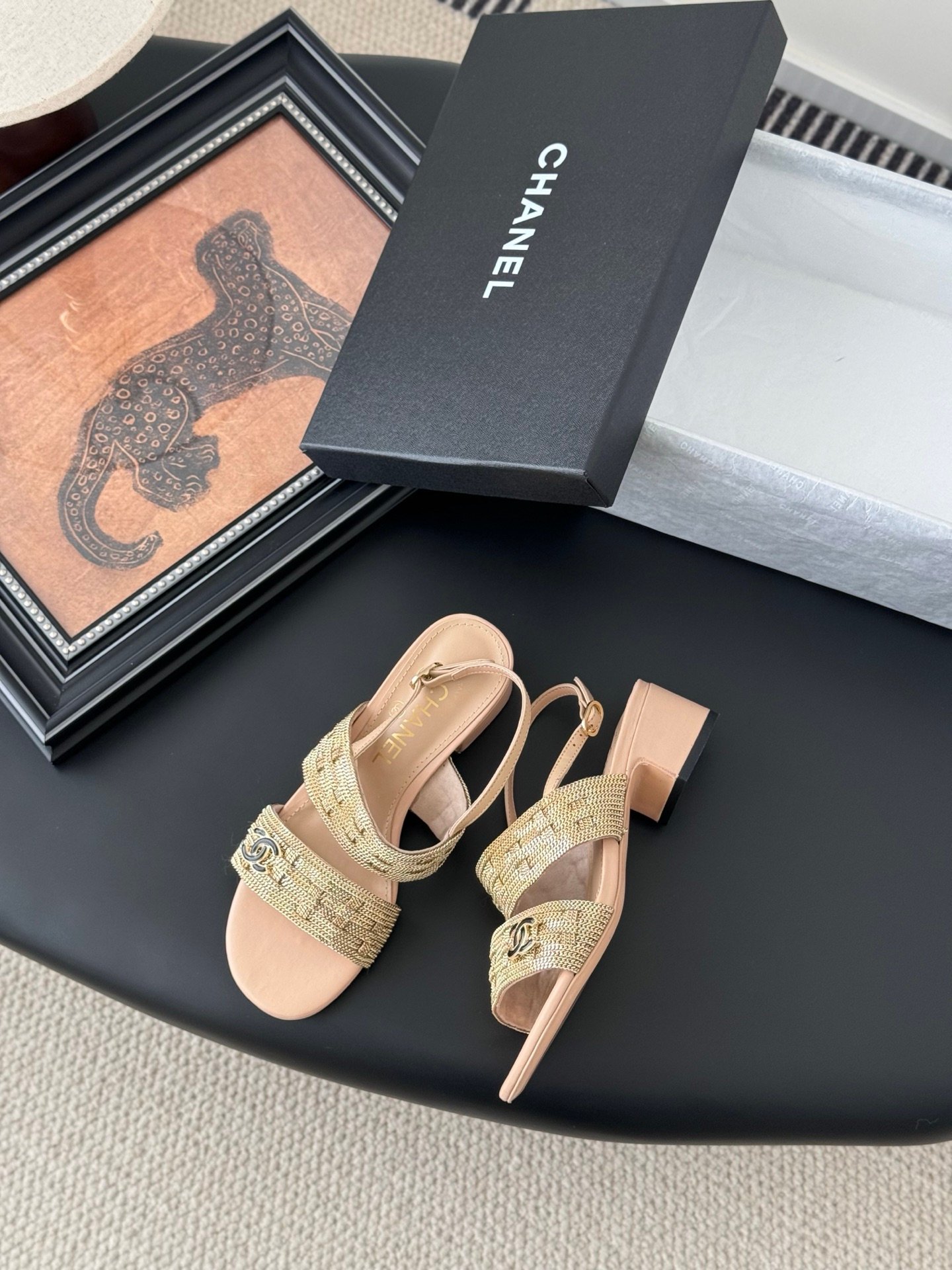 CHANEL Woman - Image 4